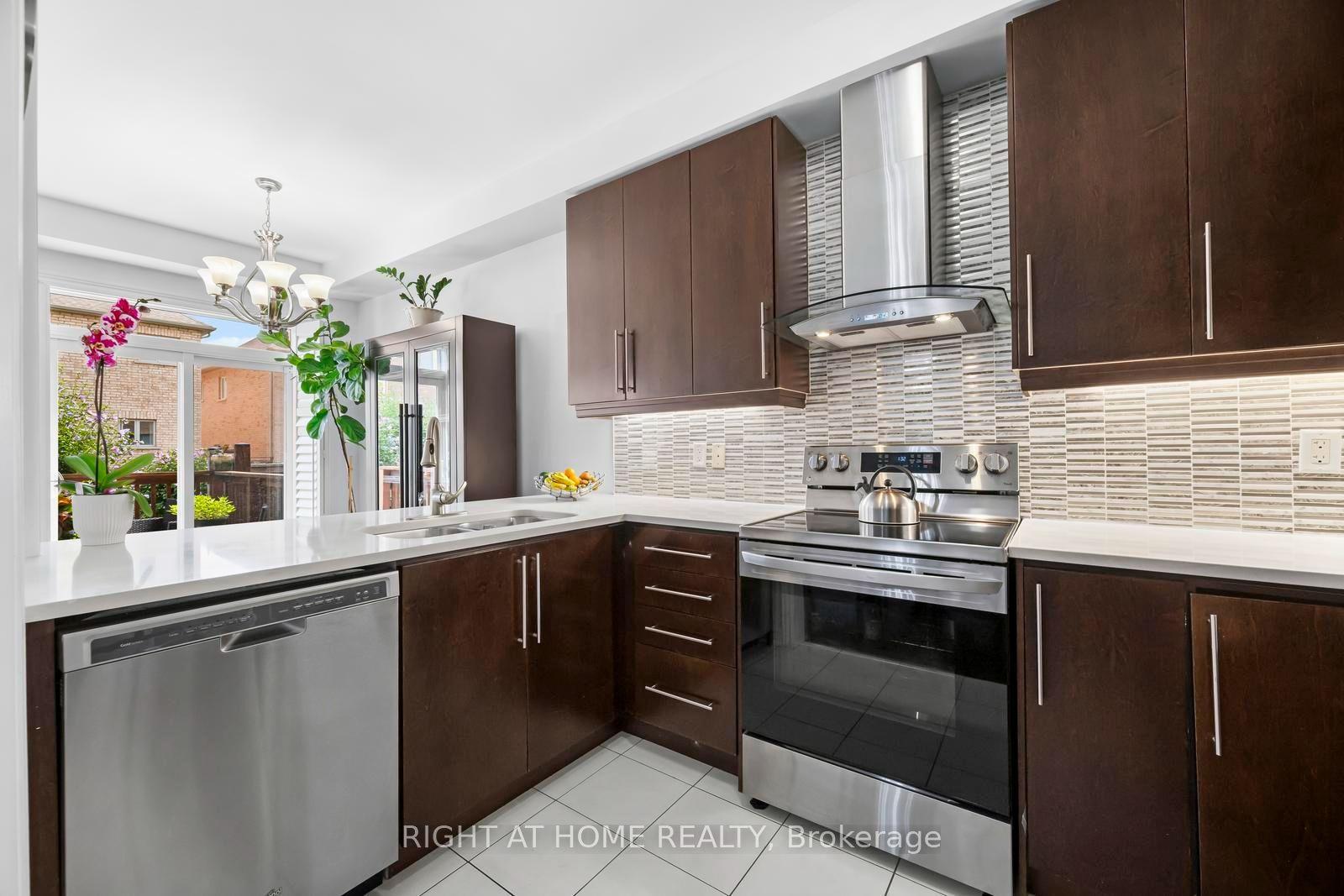 41 Coastline Drive, Brampton — Townhouse for sale, photo 1