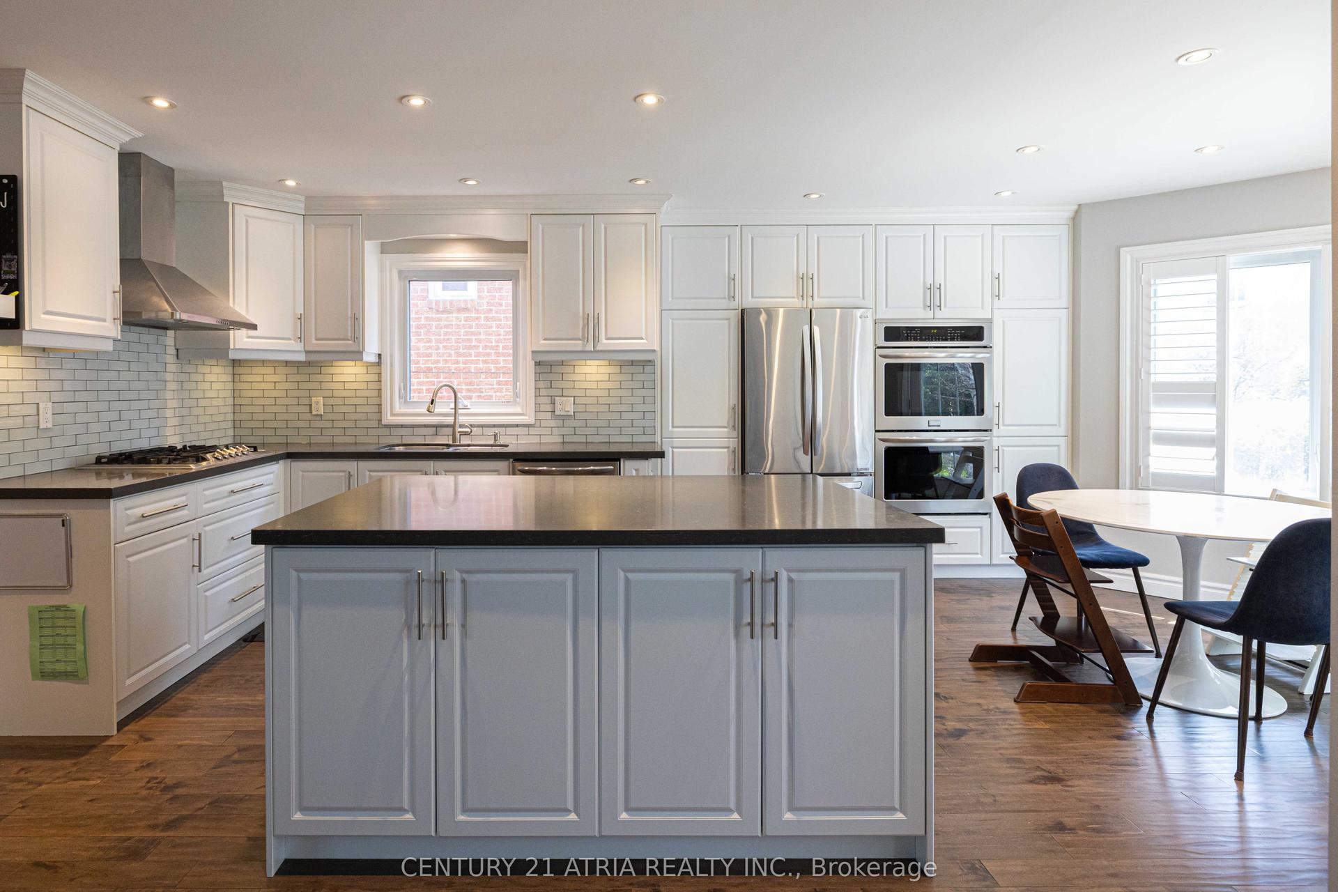 35 Versailles Court — photo 1