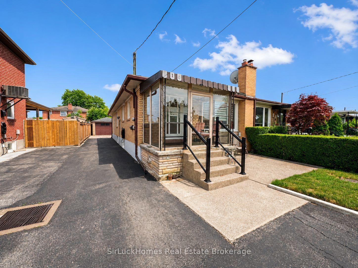 15 Snowood Court, Toronto — Semi-Detached for lease, photo 1