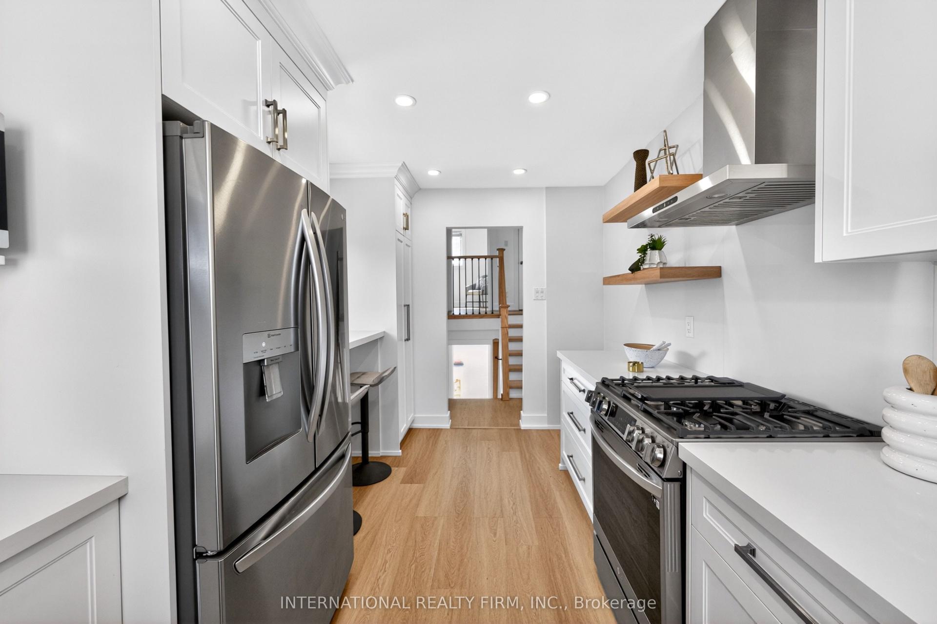 26 Dellbrook Crescent — photo 1