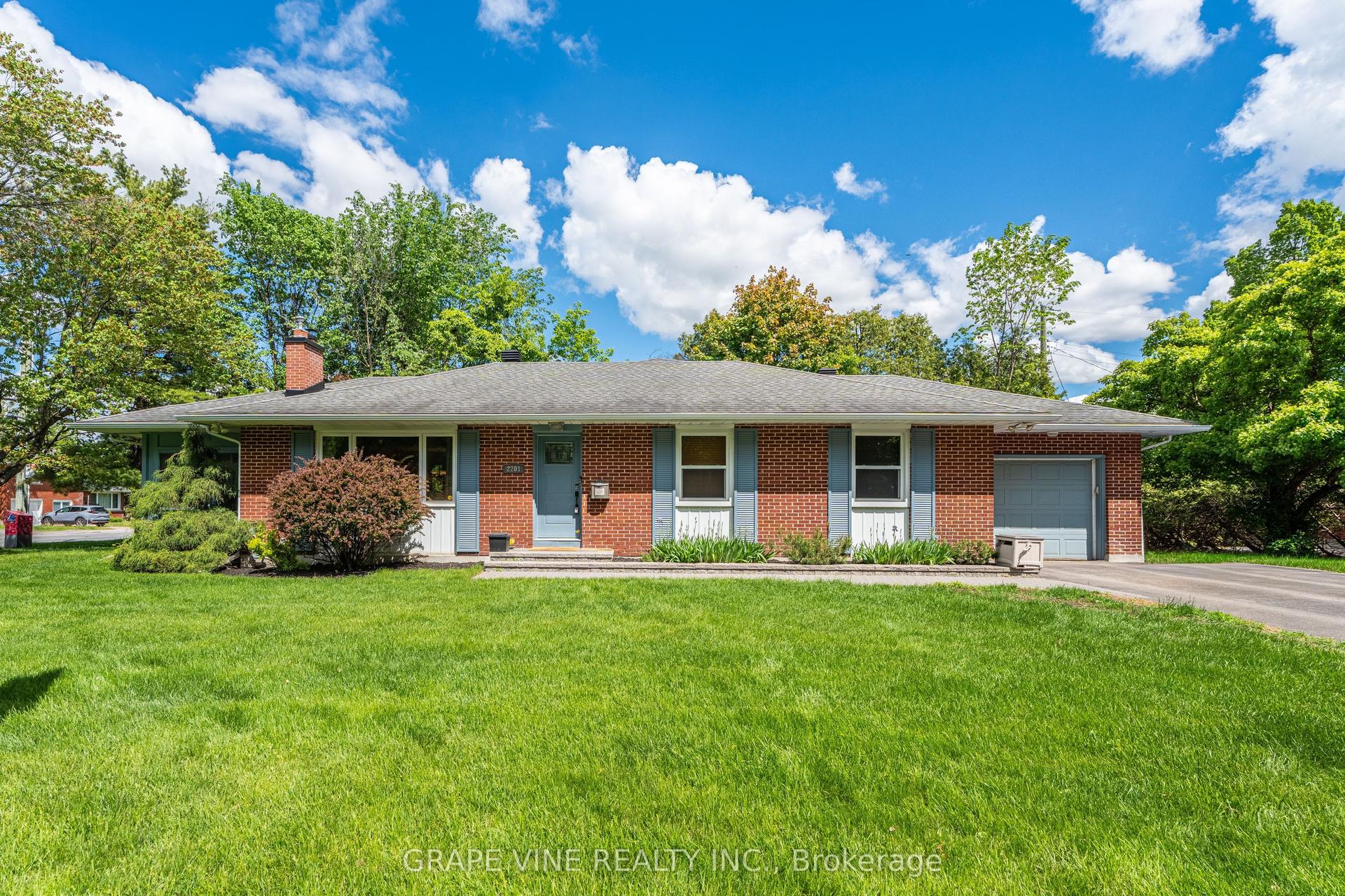 2201 Braeside Avenue — photo 1