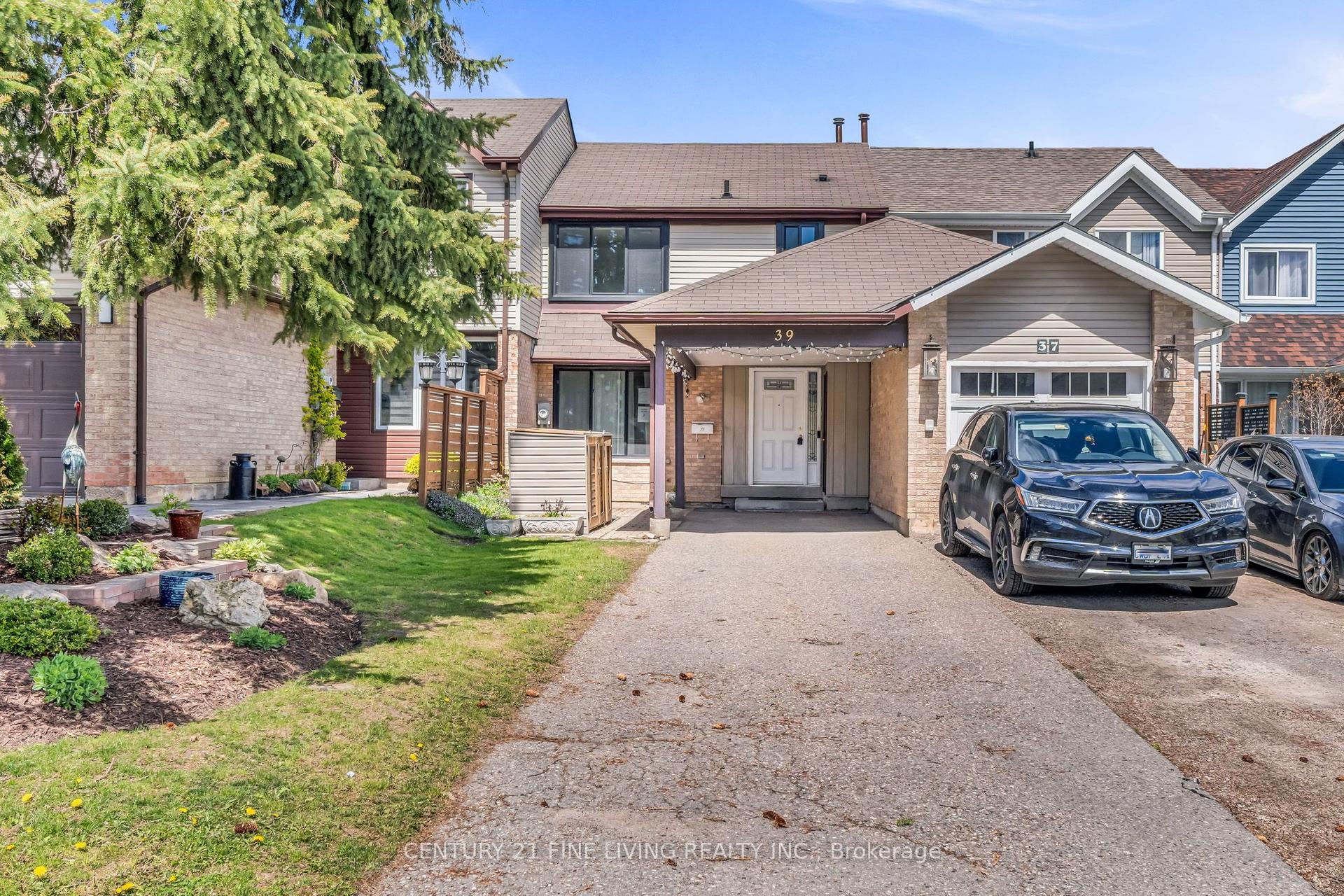39 RUSHMORE Crescent — photo 1