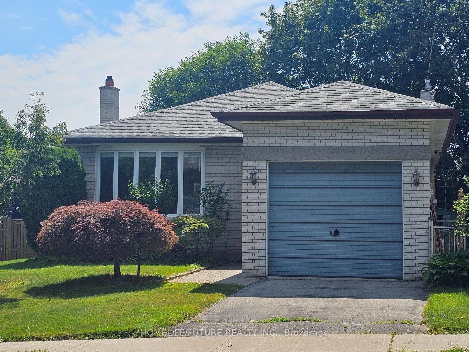 61 Hollyhedge Drive, Toronto — Detached for lease, photo 1