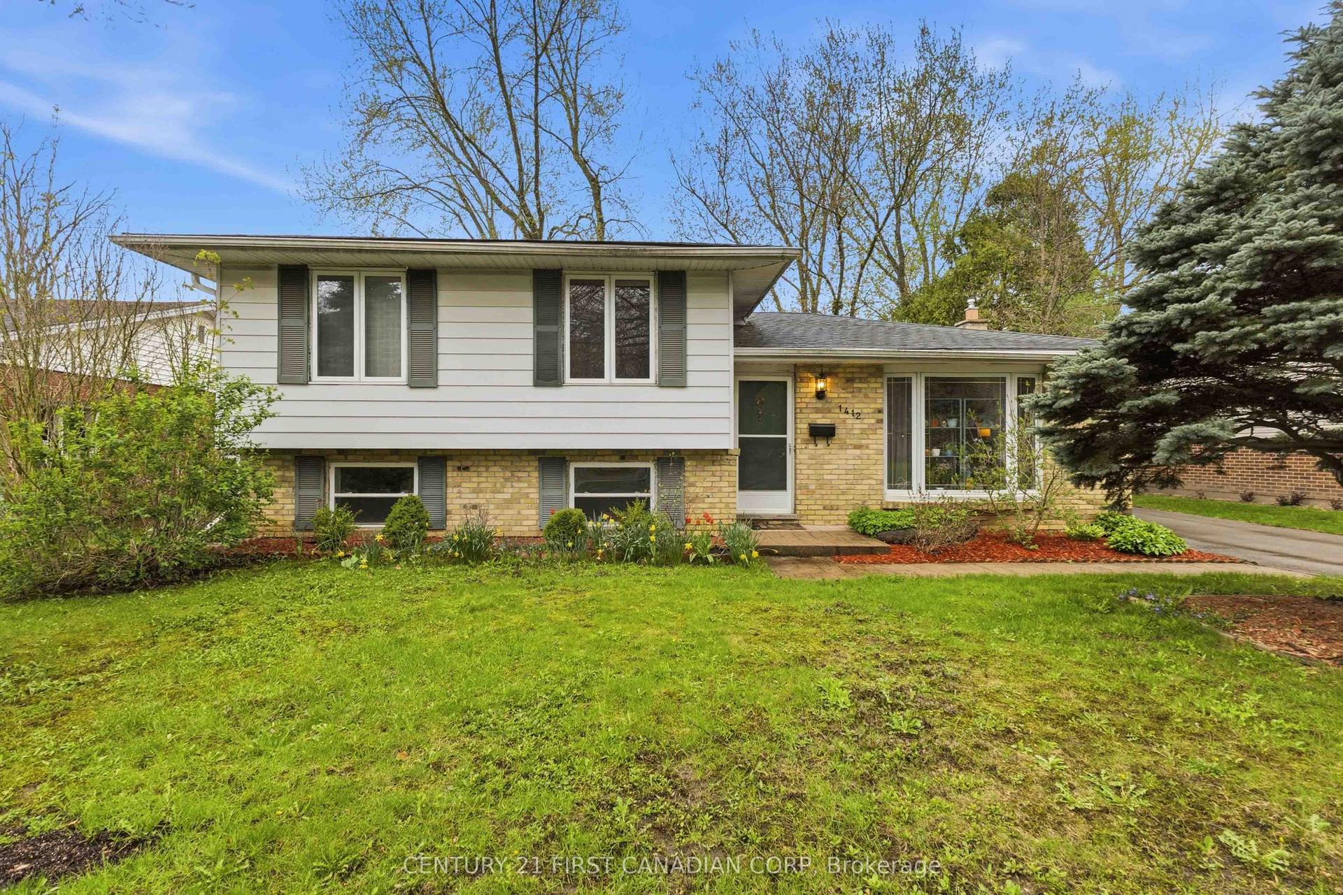 1412 Stoneybrook Crescent — photo 1