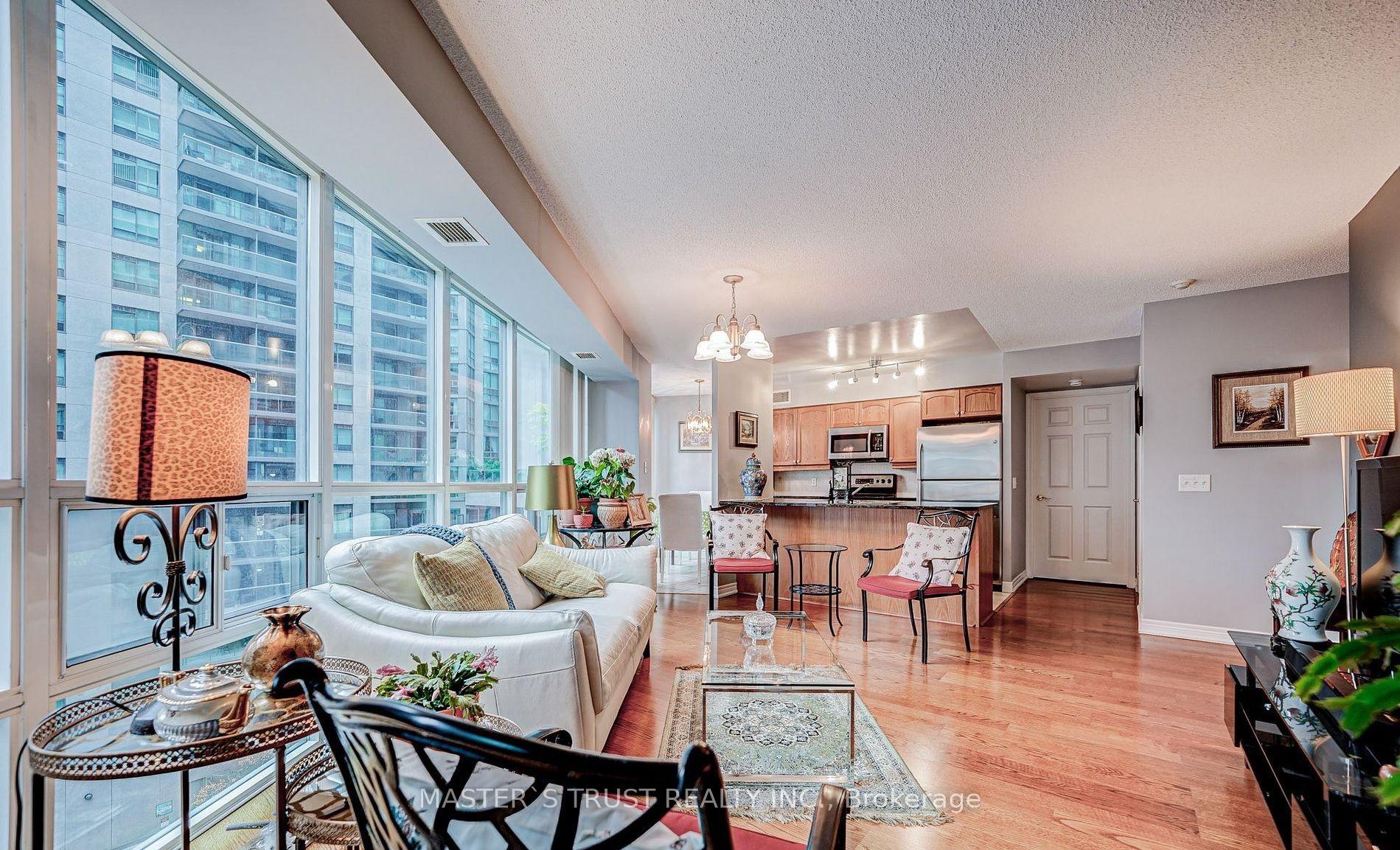 30 Grand Trunk Crescent 711 #711 — photo 1