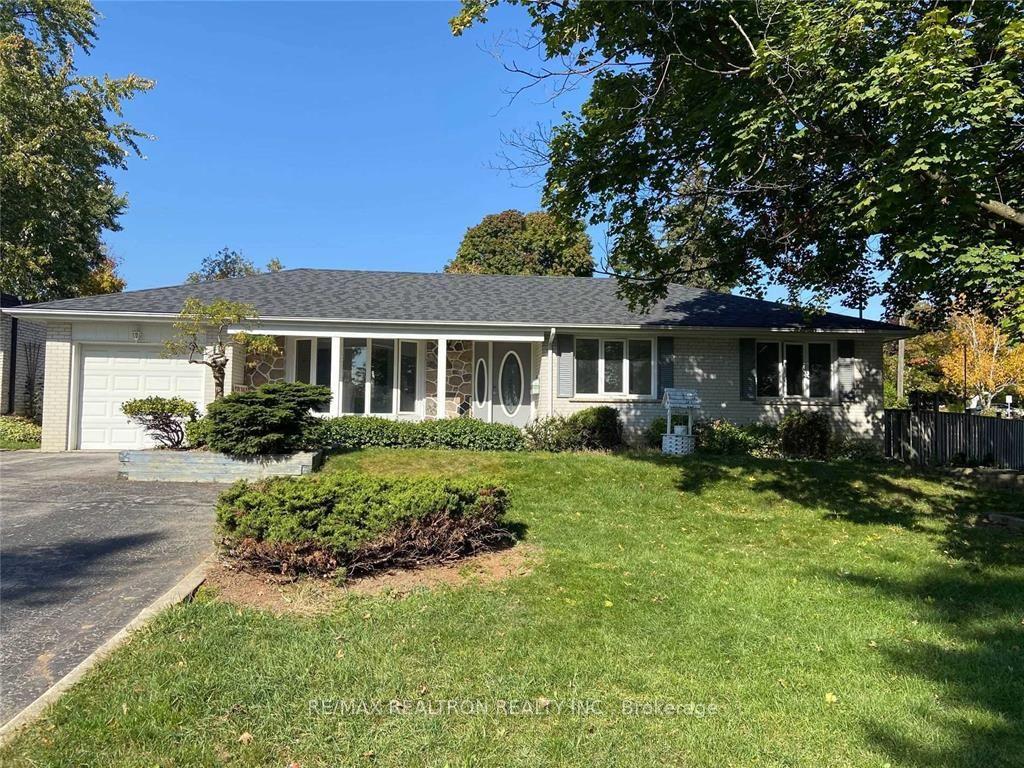 1 Sherwood Forest Drive — photo 1