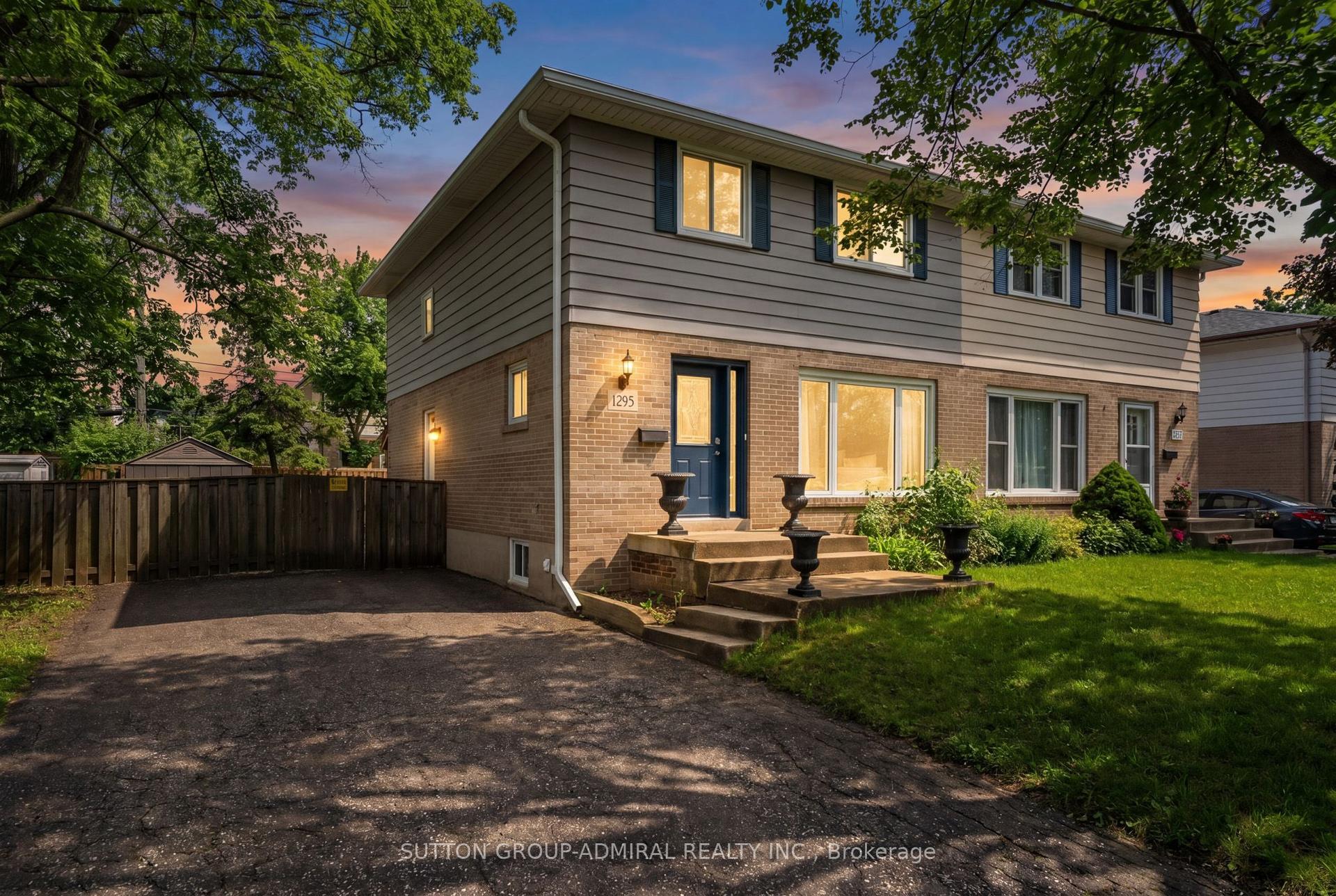 1295 Napier Crescent — photo 1