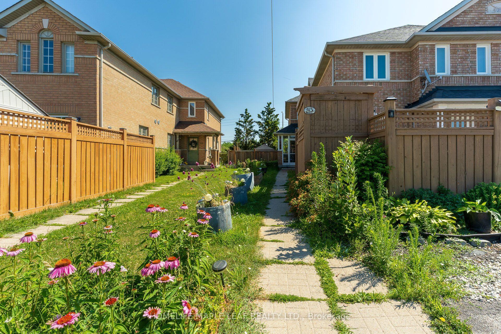 43 Morningmist Street, Brampton — Townhouse for sale, photo 1