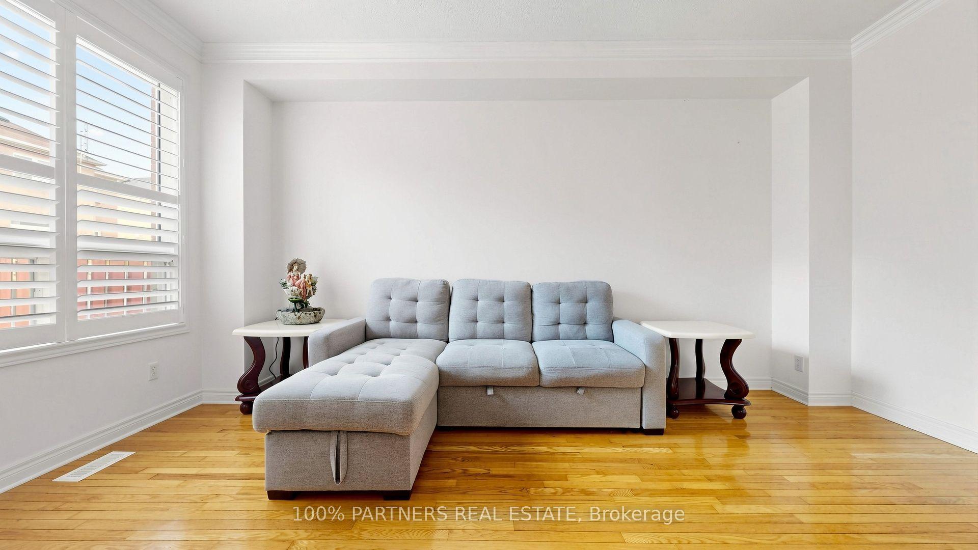 24 Cascaden Street, Toronto — Detached for sale, photo 1