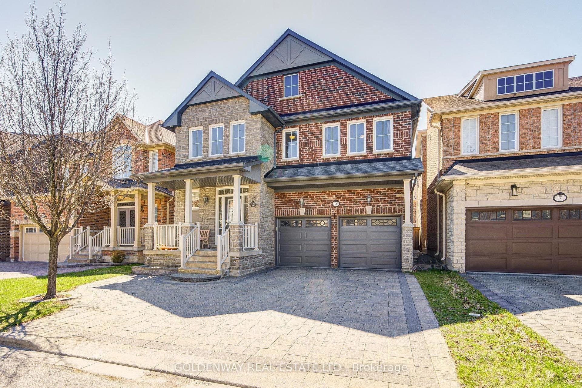 9 Duke Of Cornwall Drive — photo 1