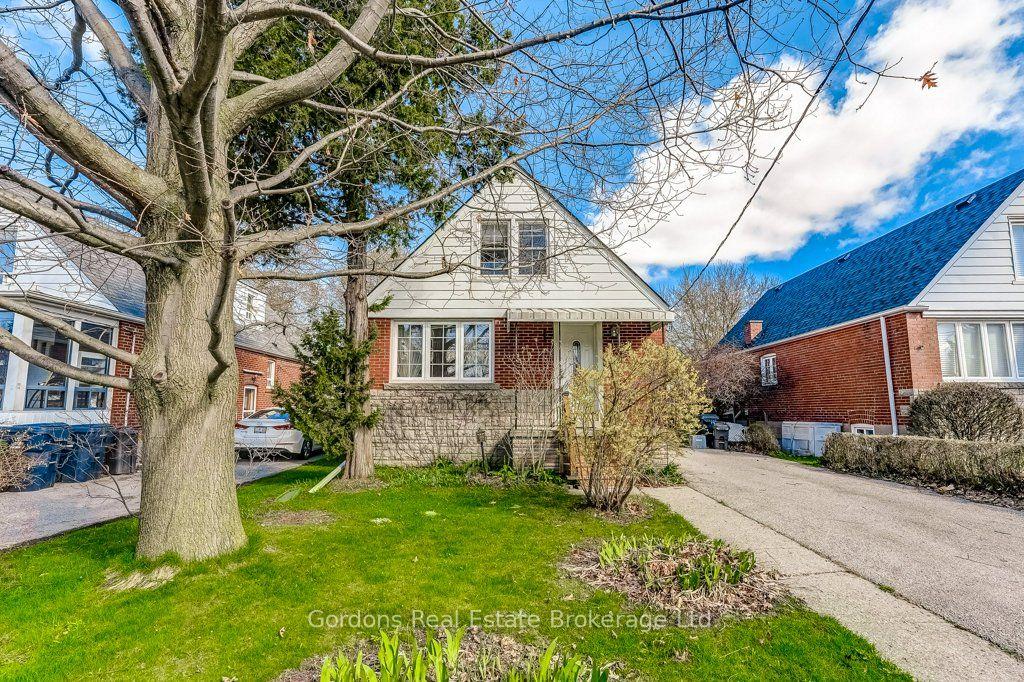 20 Gardens Crescent — photo 1