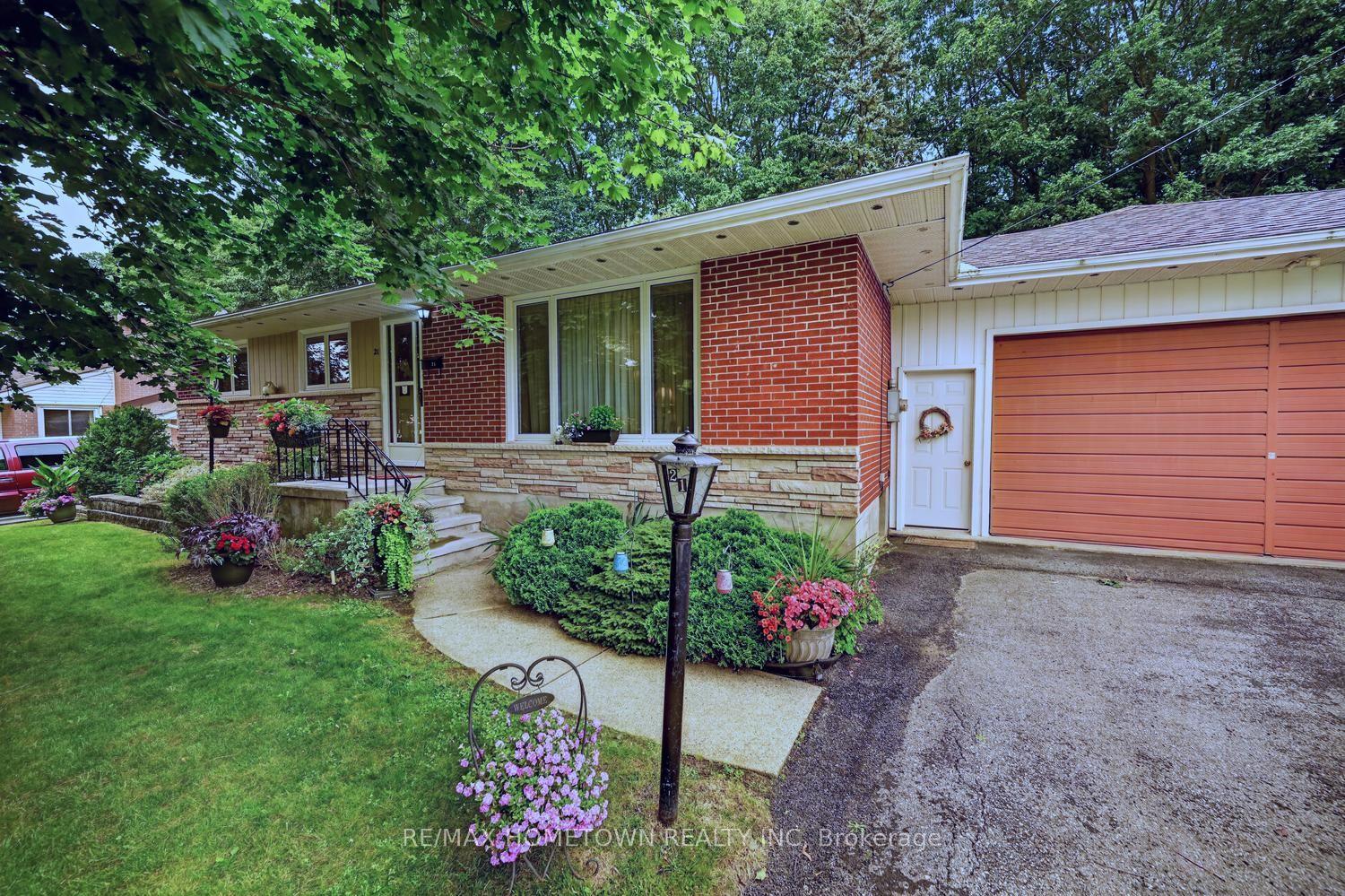 21 Fairway Crescent, Brockville — Detached for sale, photo 1