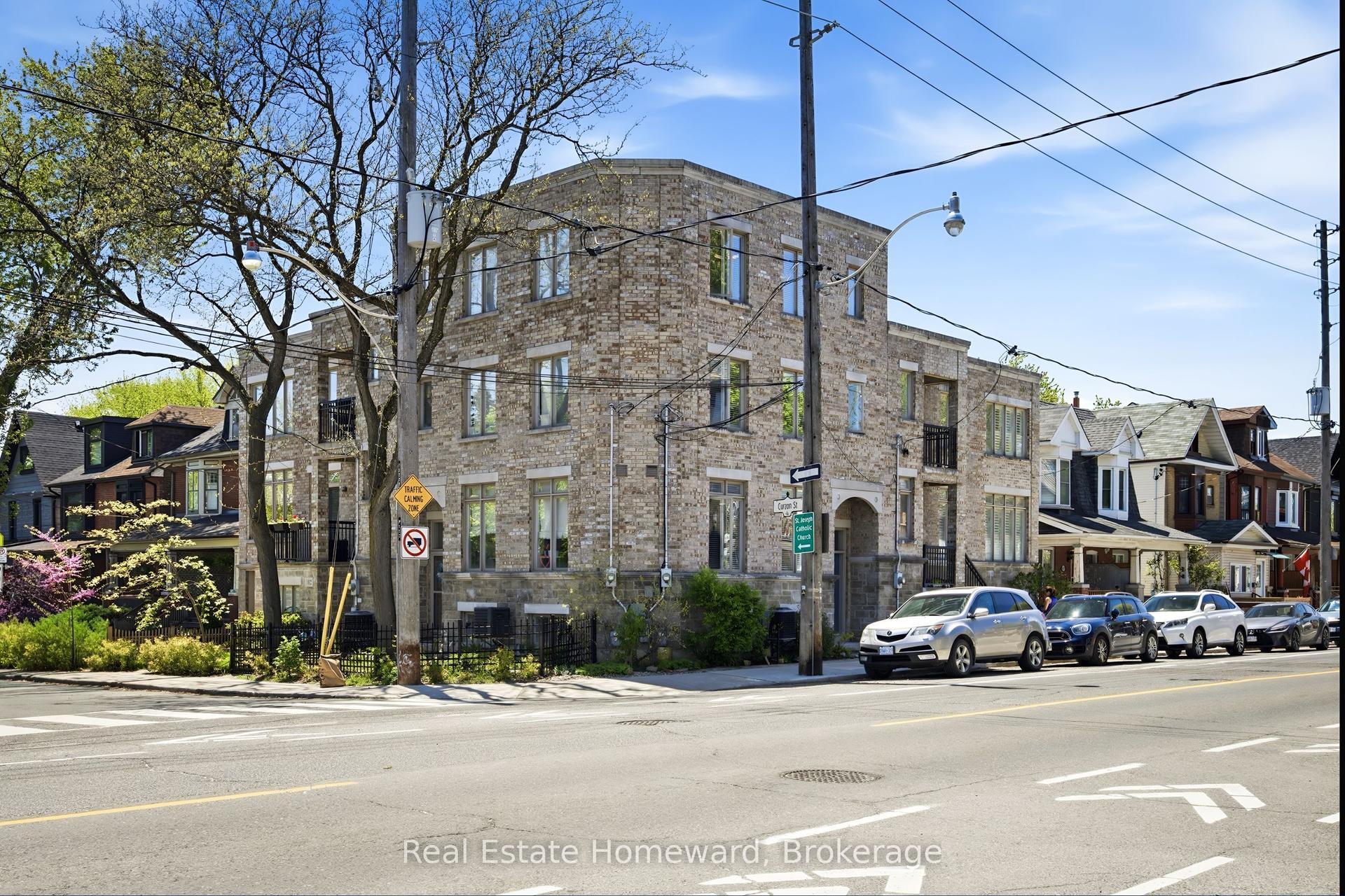 1467 Dundas Street E — photo 1
