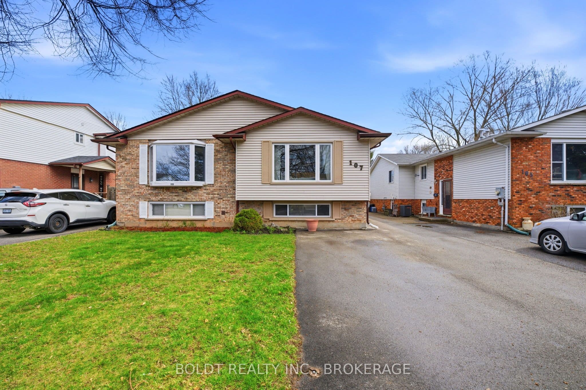 107 Chapel Hill Crescent — photo 1