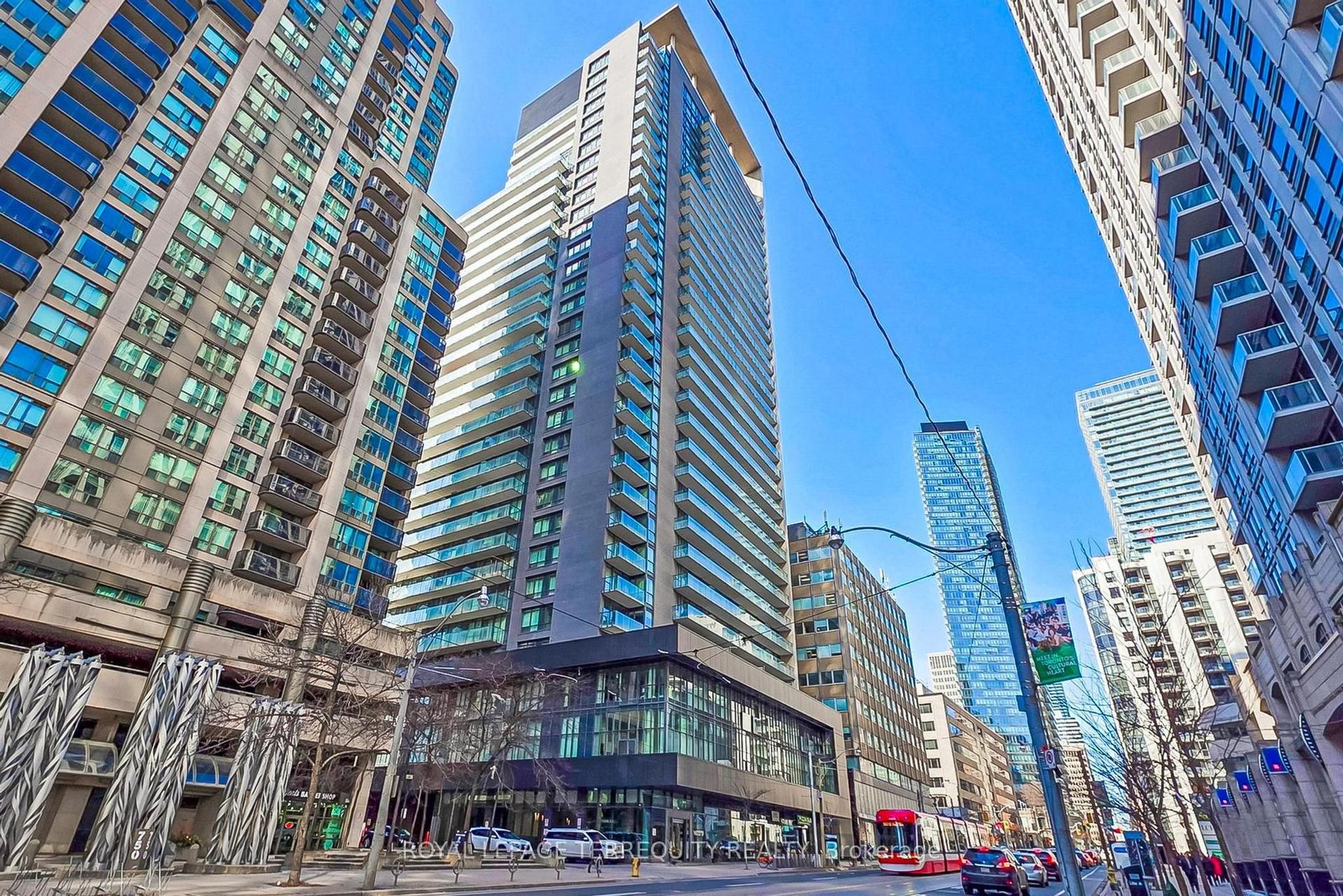 770 Bay Street 2412 #2412, Toronto — Condo for lease, photo 1
