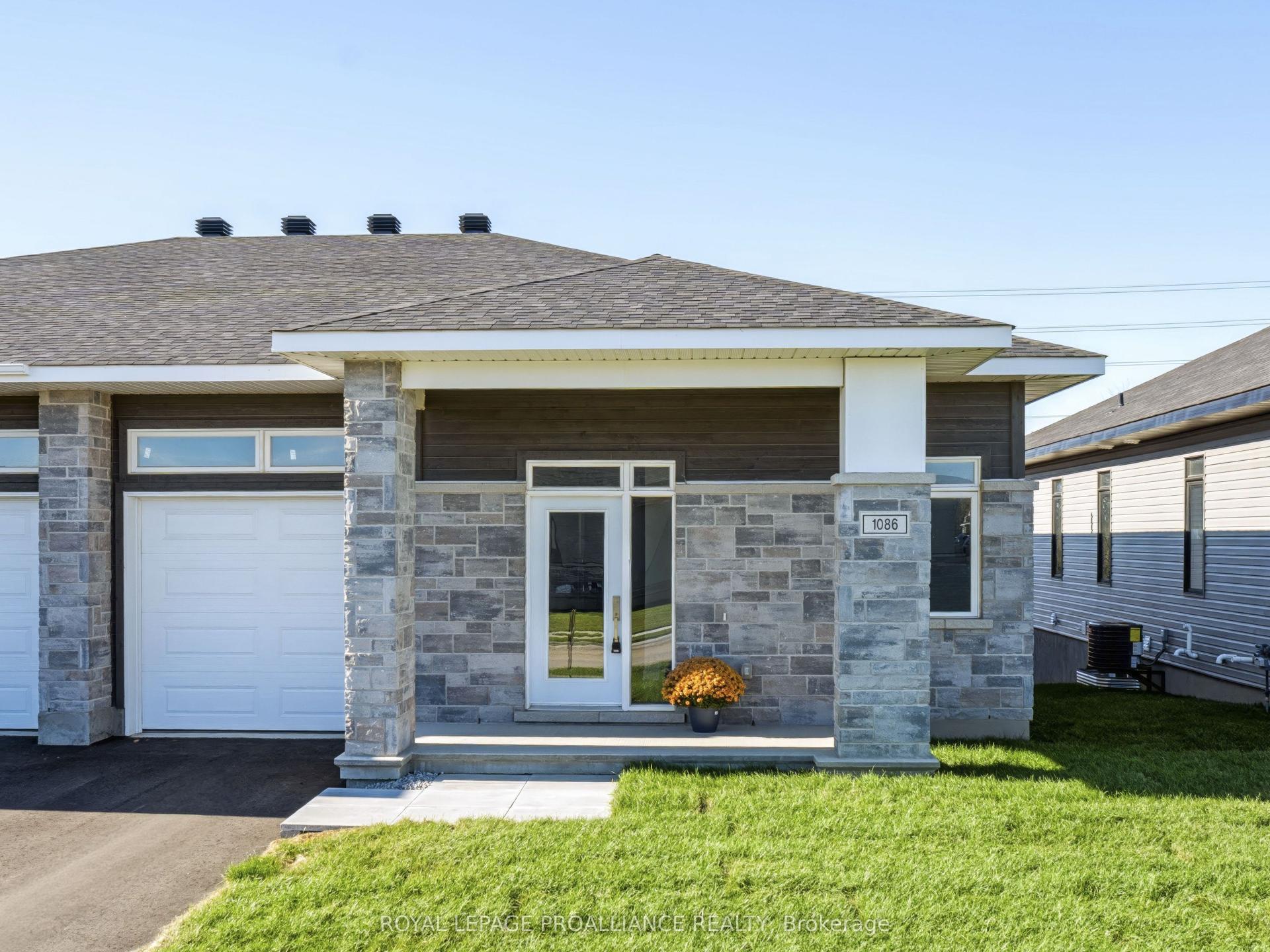 1086 Moore Street, Brockville — Semi-Detached for sale, photo 1