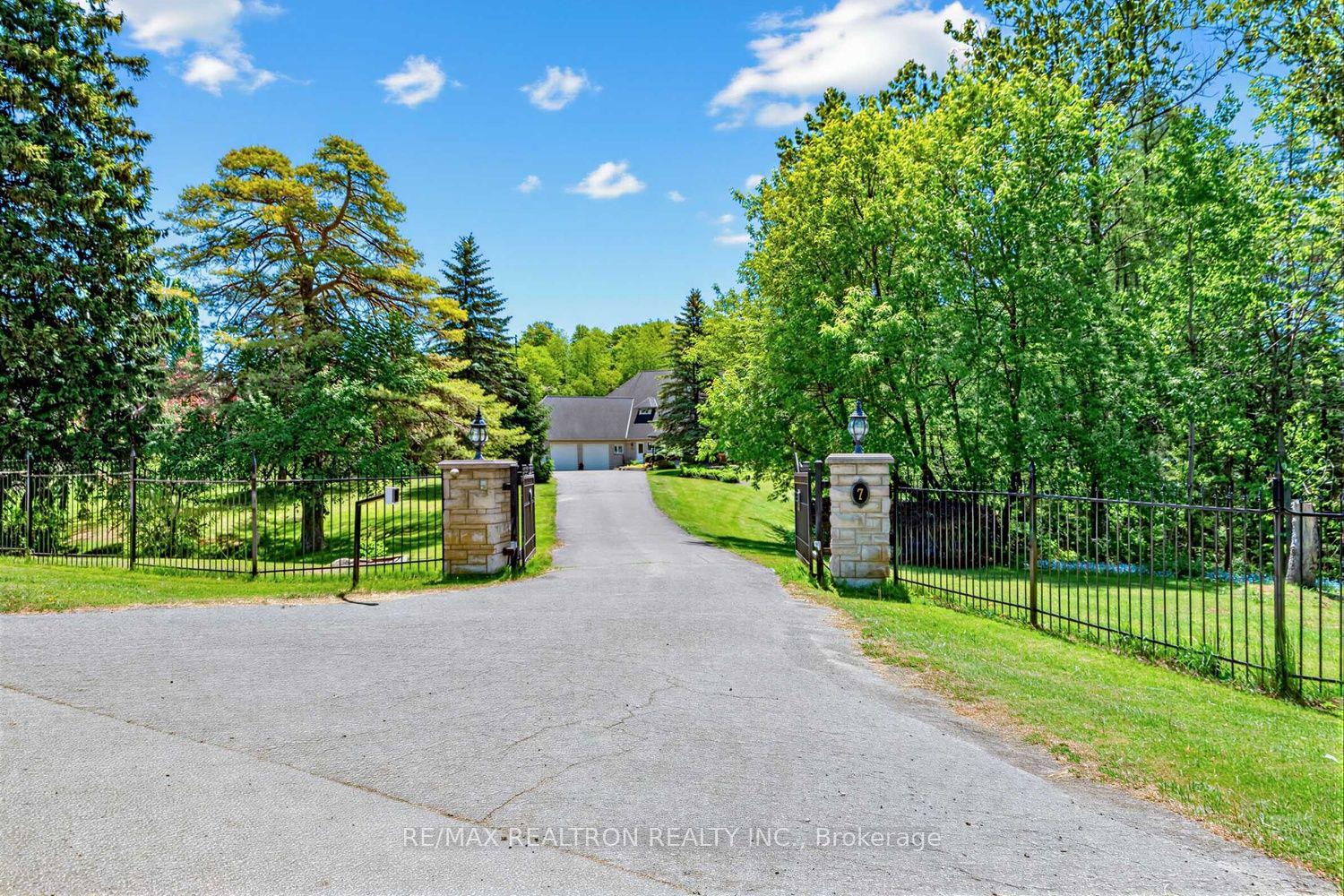 7 Gilbert Drive, Aurora — Detached for sale, photo 1
