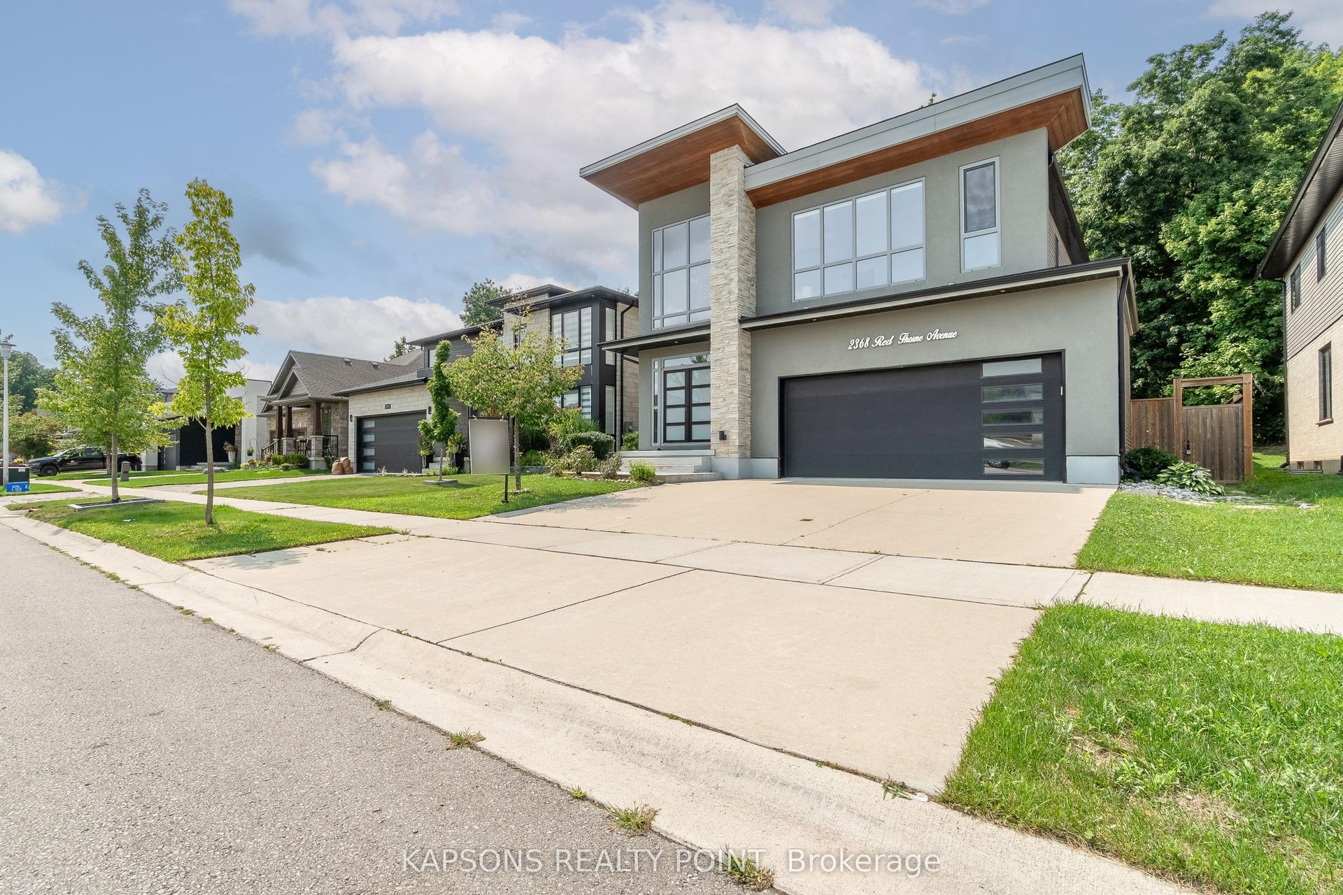 2368 Red Thorne Avenue, London South — Detached for sale, photo 1