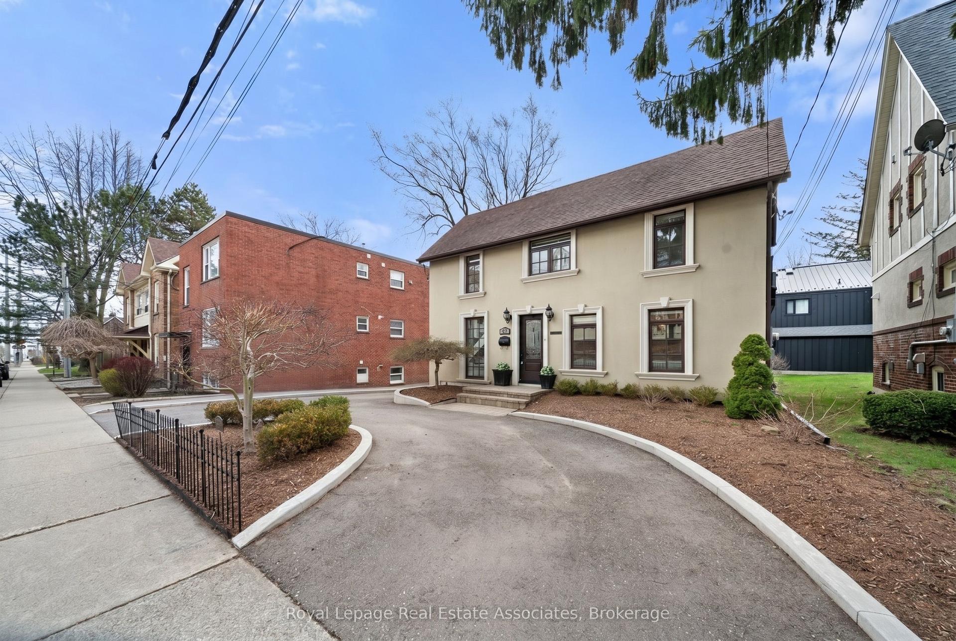 36 Mississauga Road N — photo 1