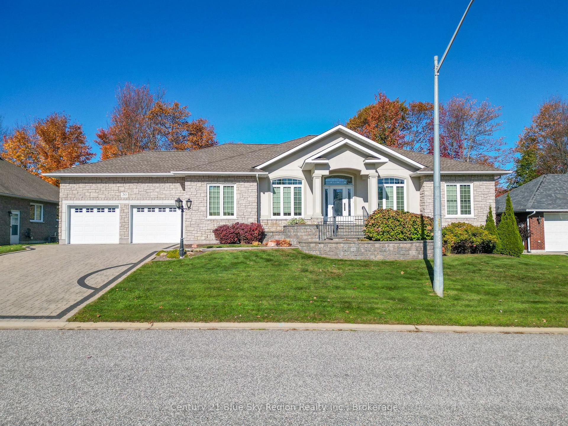 30 Vermont Crescent — photo 1