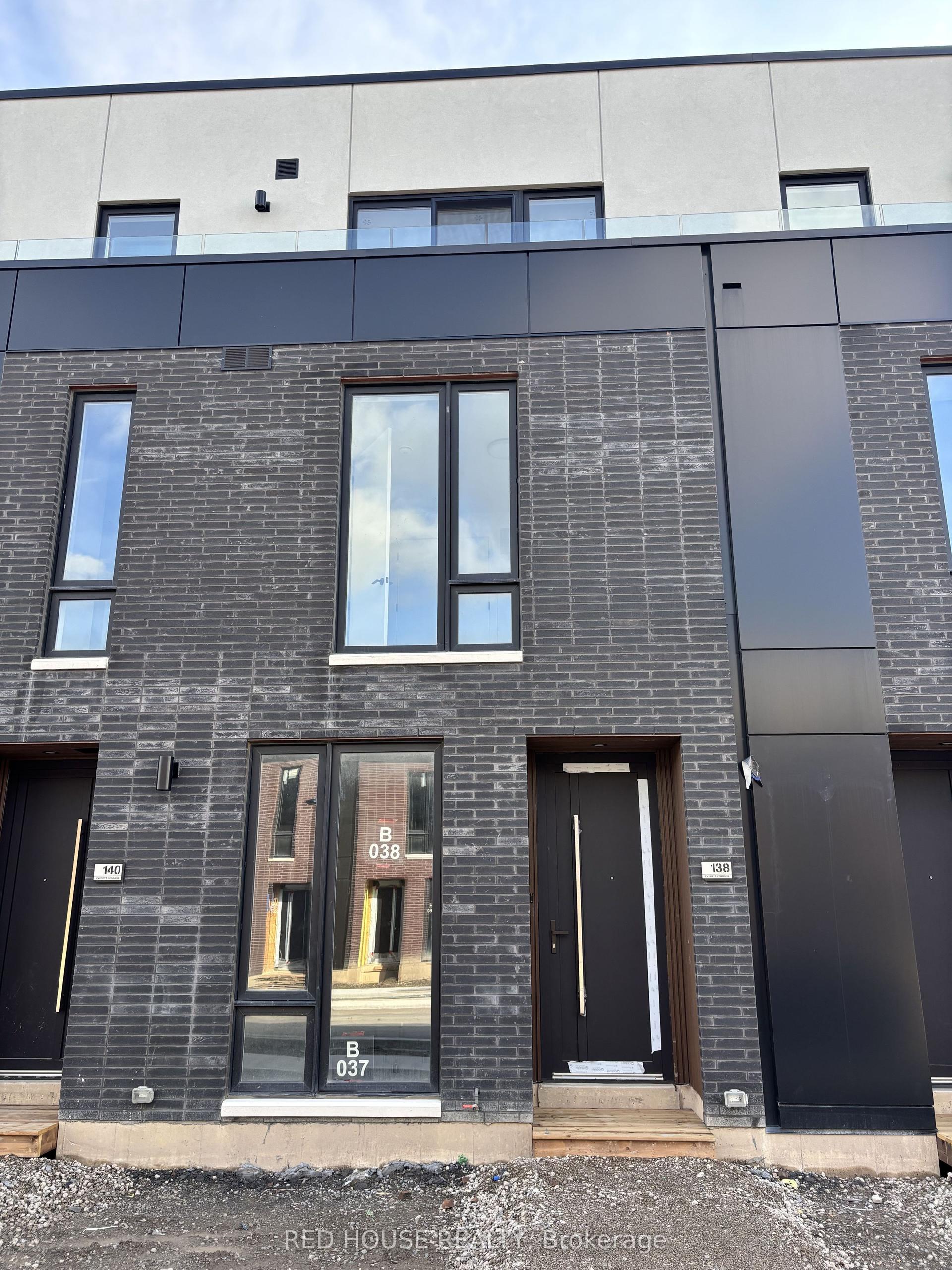 138 Everett Common — photo 1