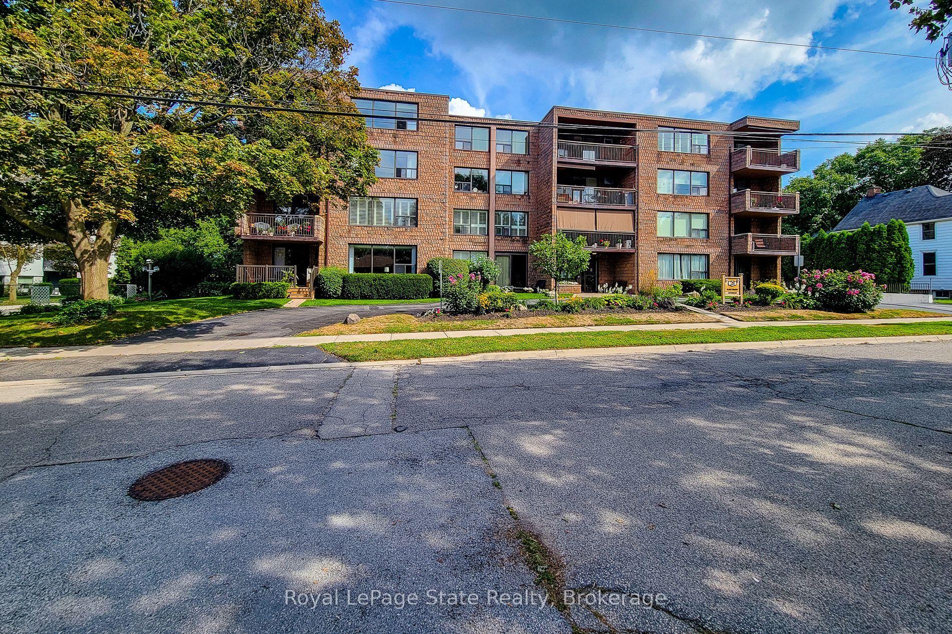 28 Robinson Street N 405 #405, Grimsby — Condo for sale, photo 1