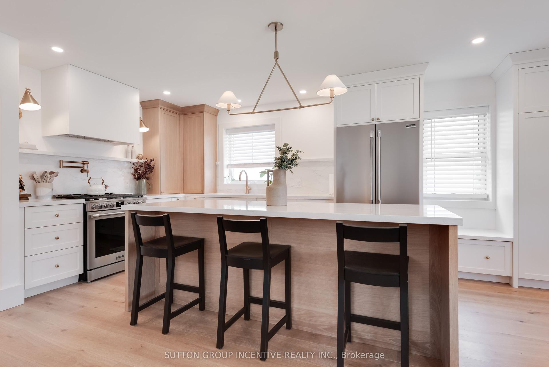 16 Robindale Avenue — photo 1
