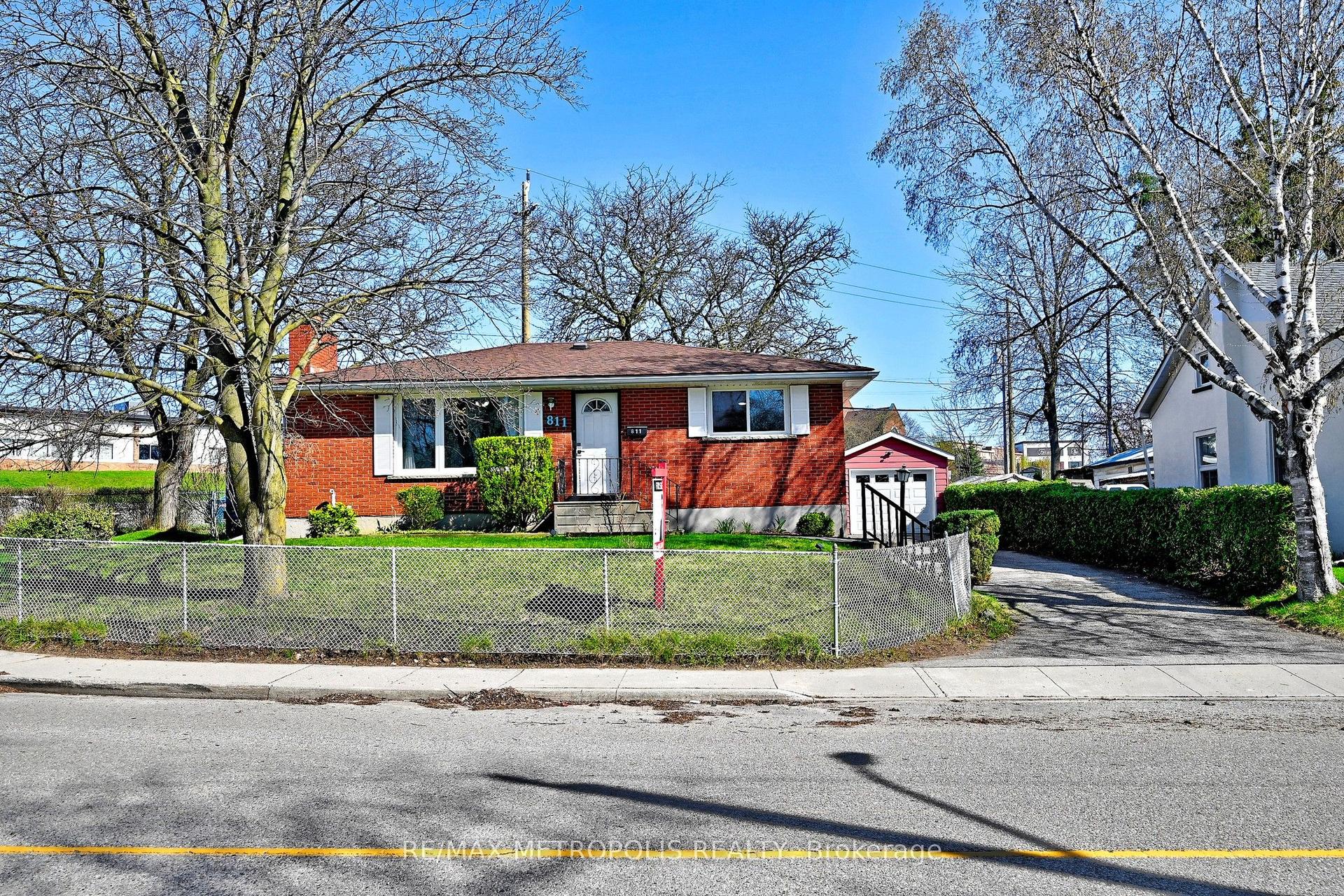 811 Dolph Street N — photo 1