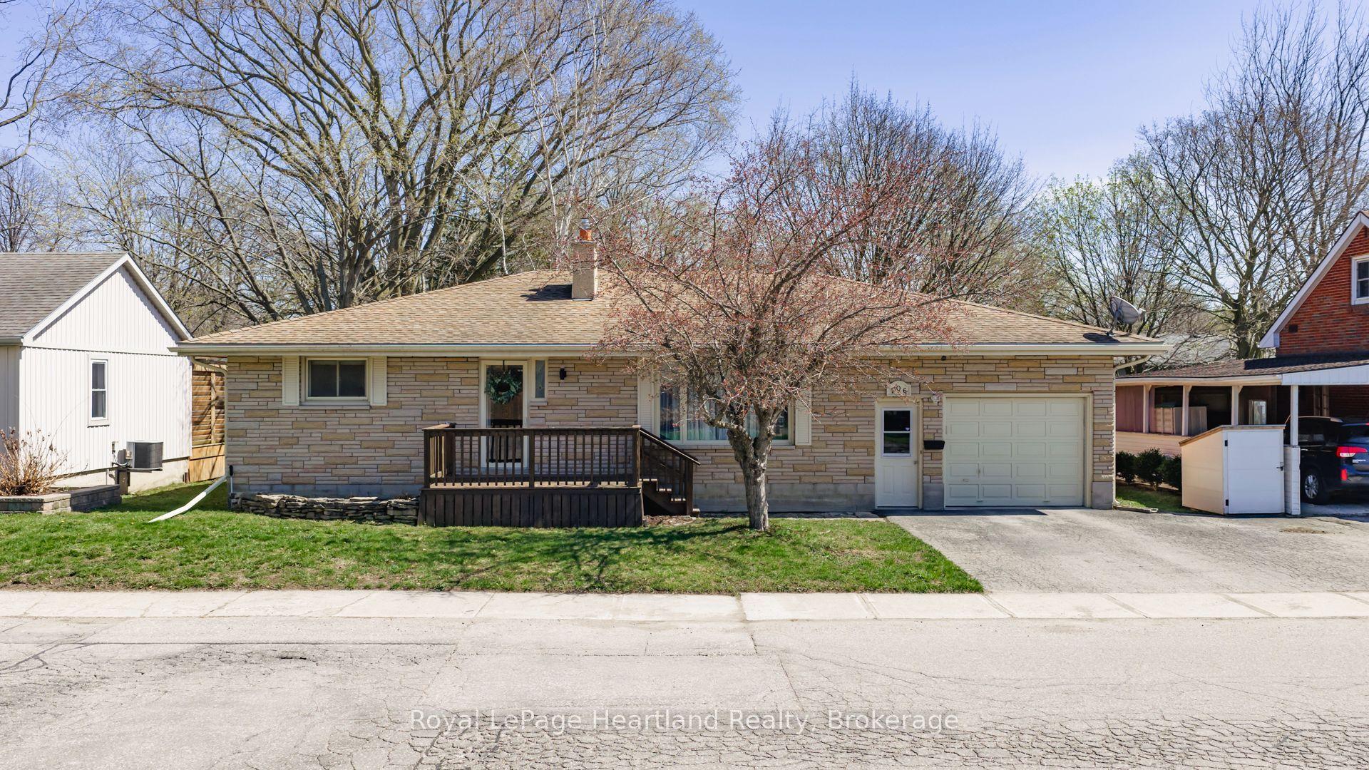 106 Oxford Street, Goderich — Detached for sale, photo 1