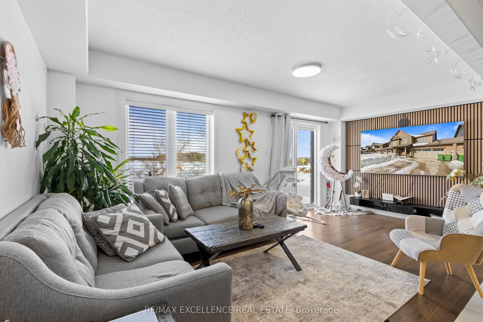 160 Stonebrook Way W — photo 1