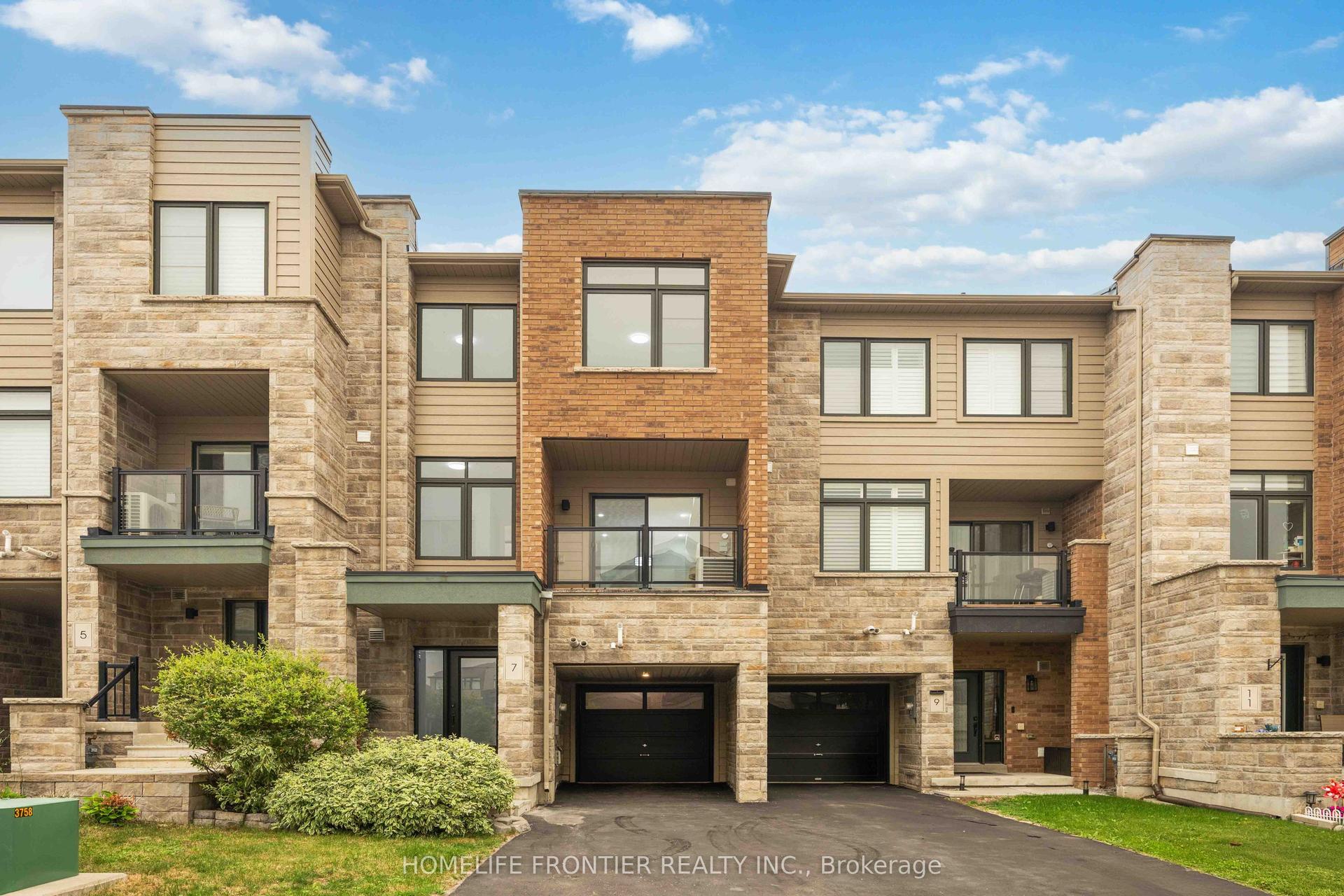 7 Vantage Loop, Newmarket — Townhouse for sale, photo 1