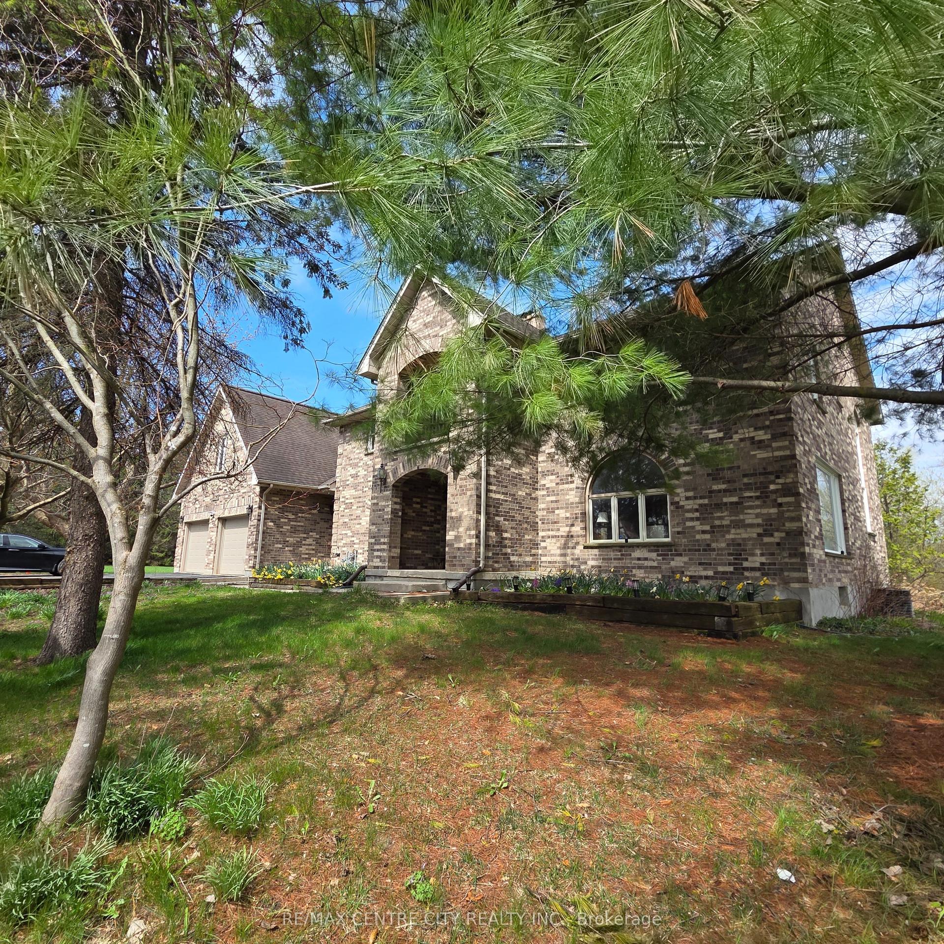 1496 Sunningdale Road E — photo 1