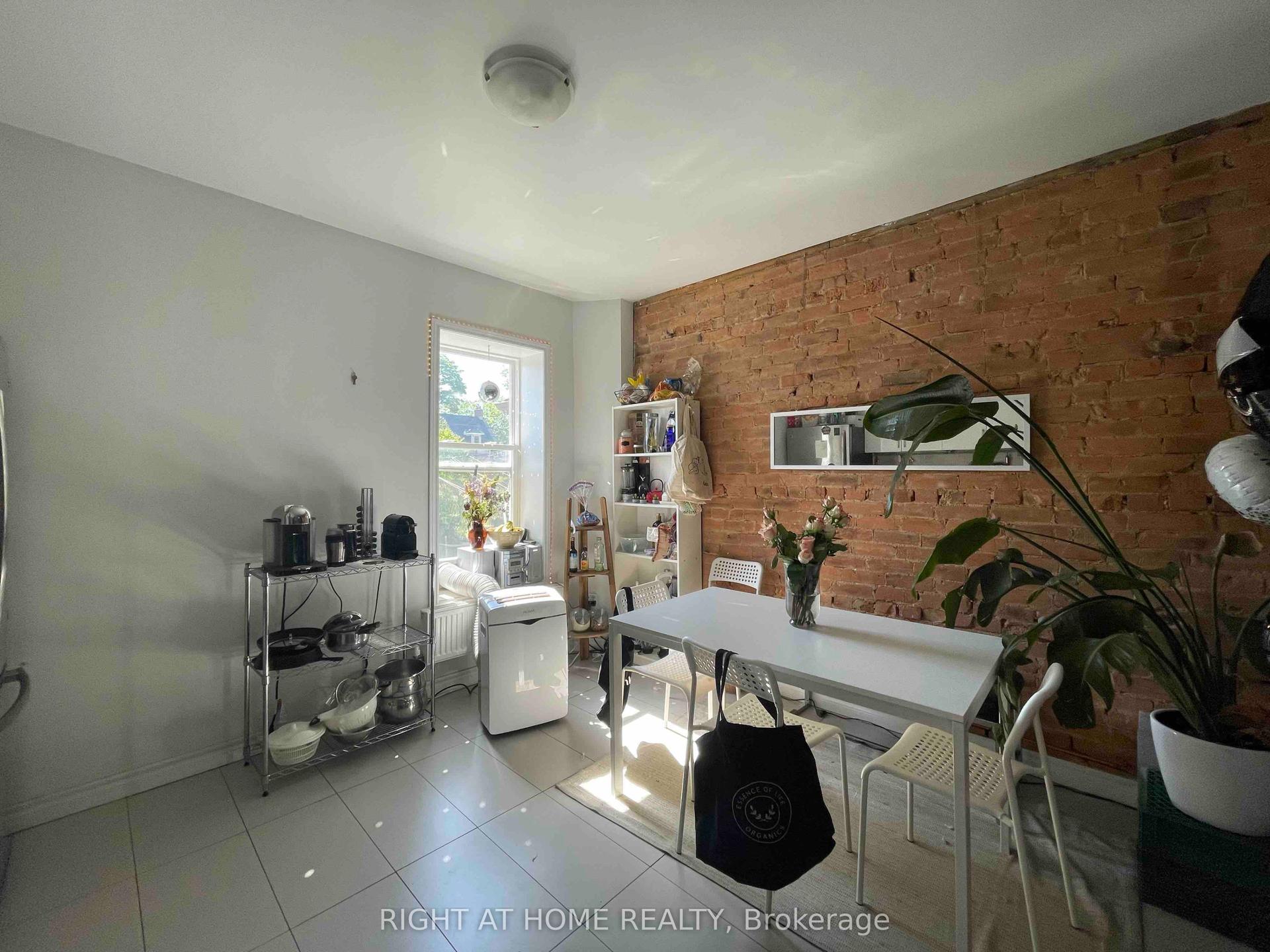 570 Bathurst Street 2 #2, Toronto — Multiplex for lease, photo 1