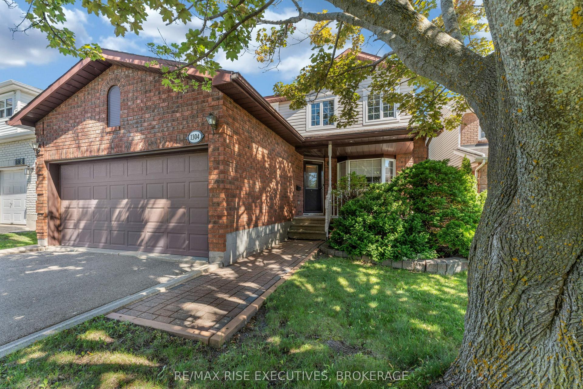 1304 Fisher Crescent — photo 1
