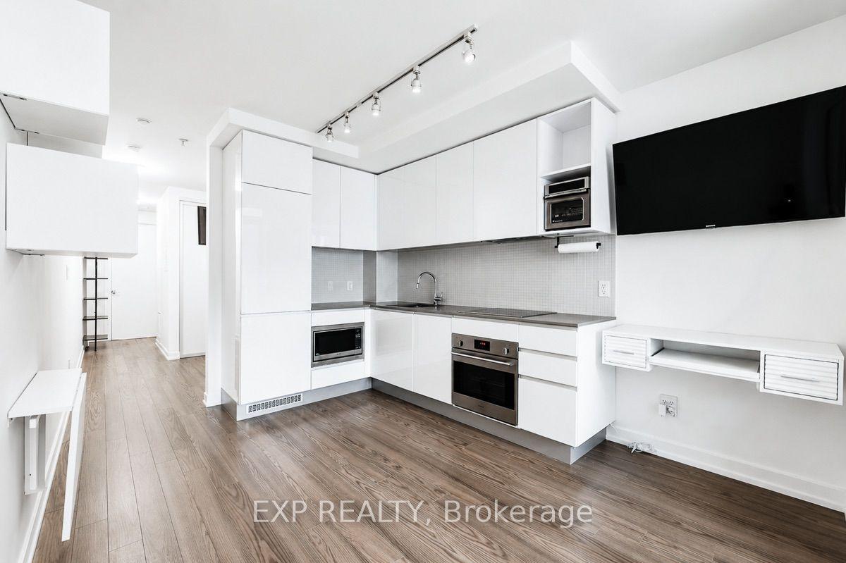 377 Madison Avenue 216 #216, Toronto — Condo for lease, photo 1