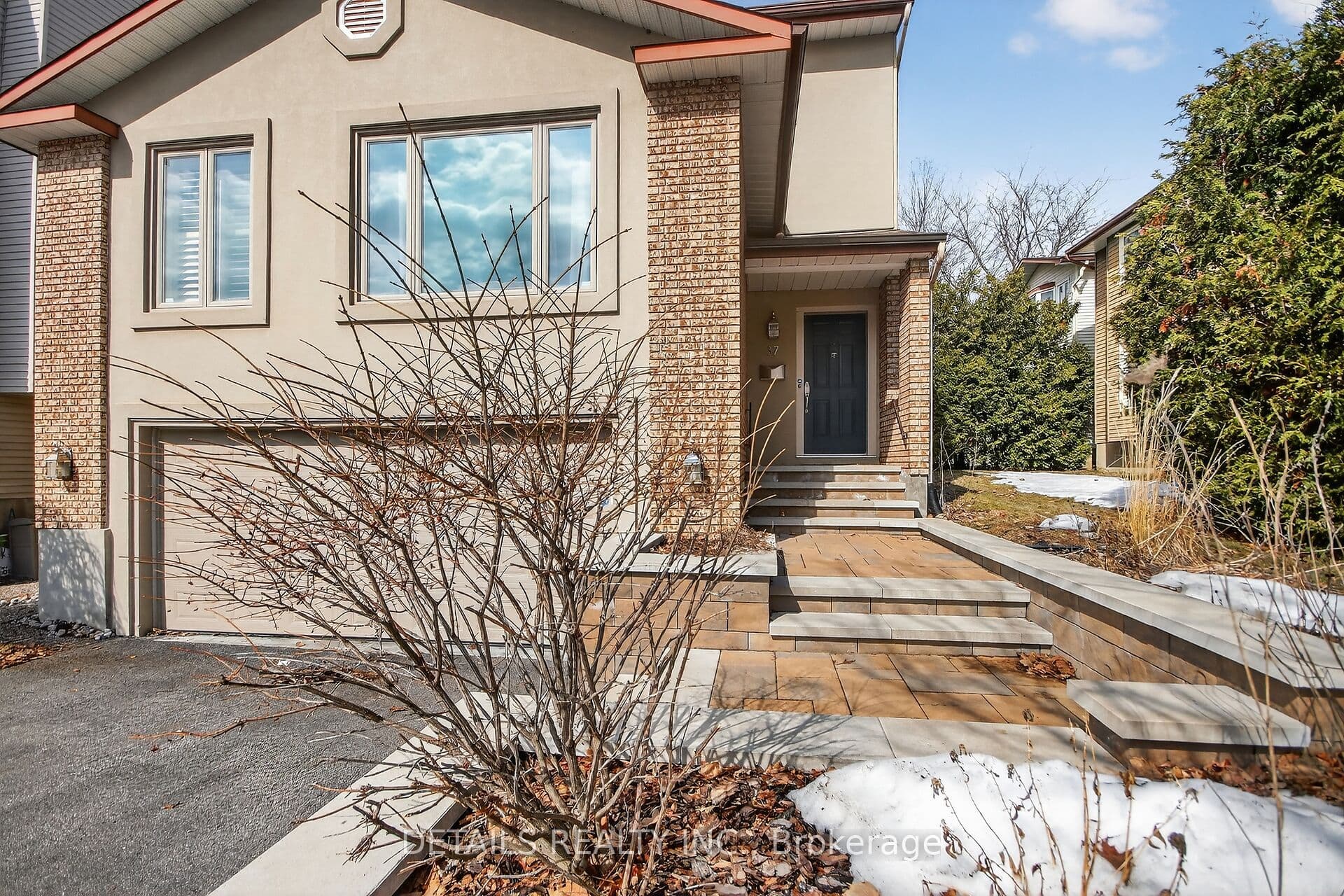 37 Gillespie Crescent N — photo 1