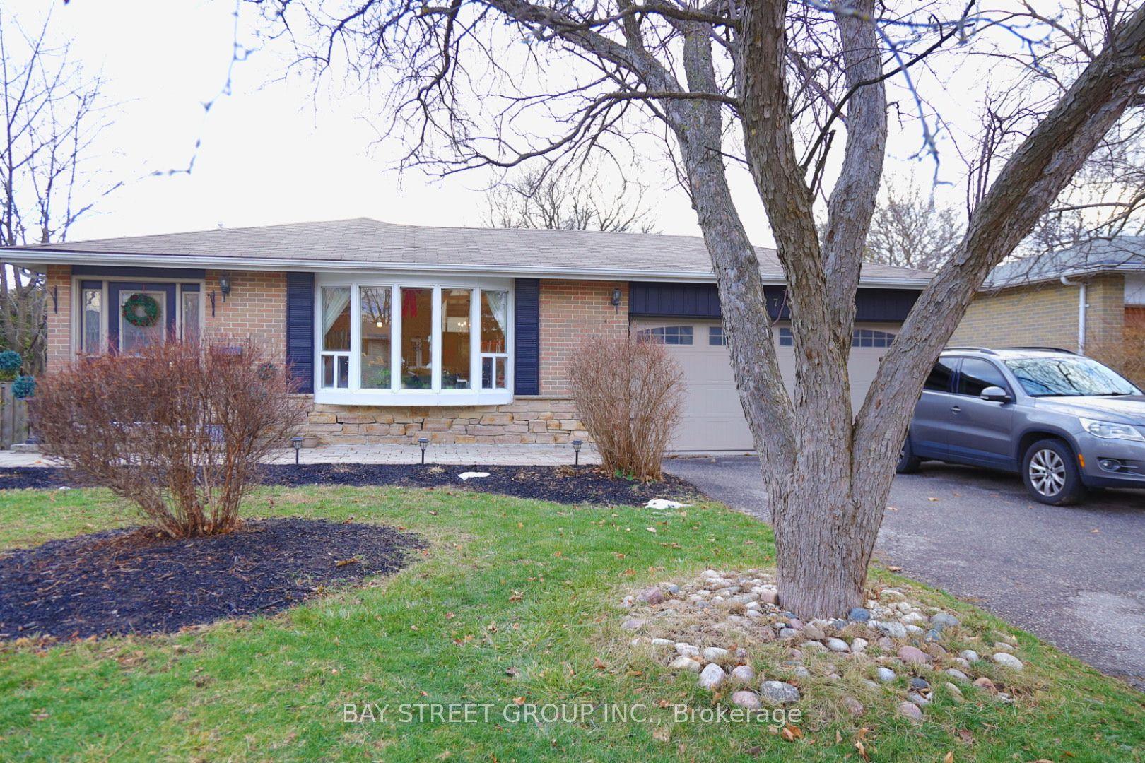 27 Stornoway Crescent — photo 1