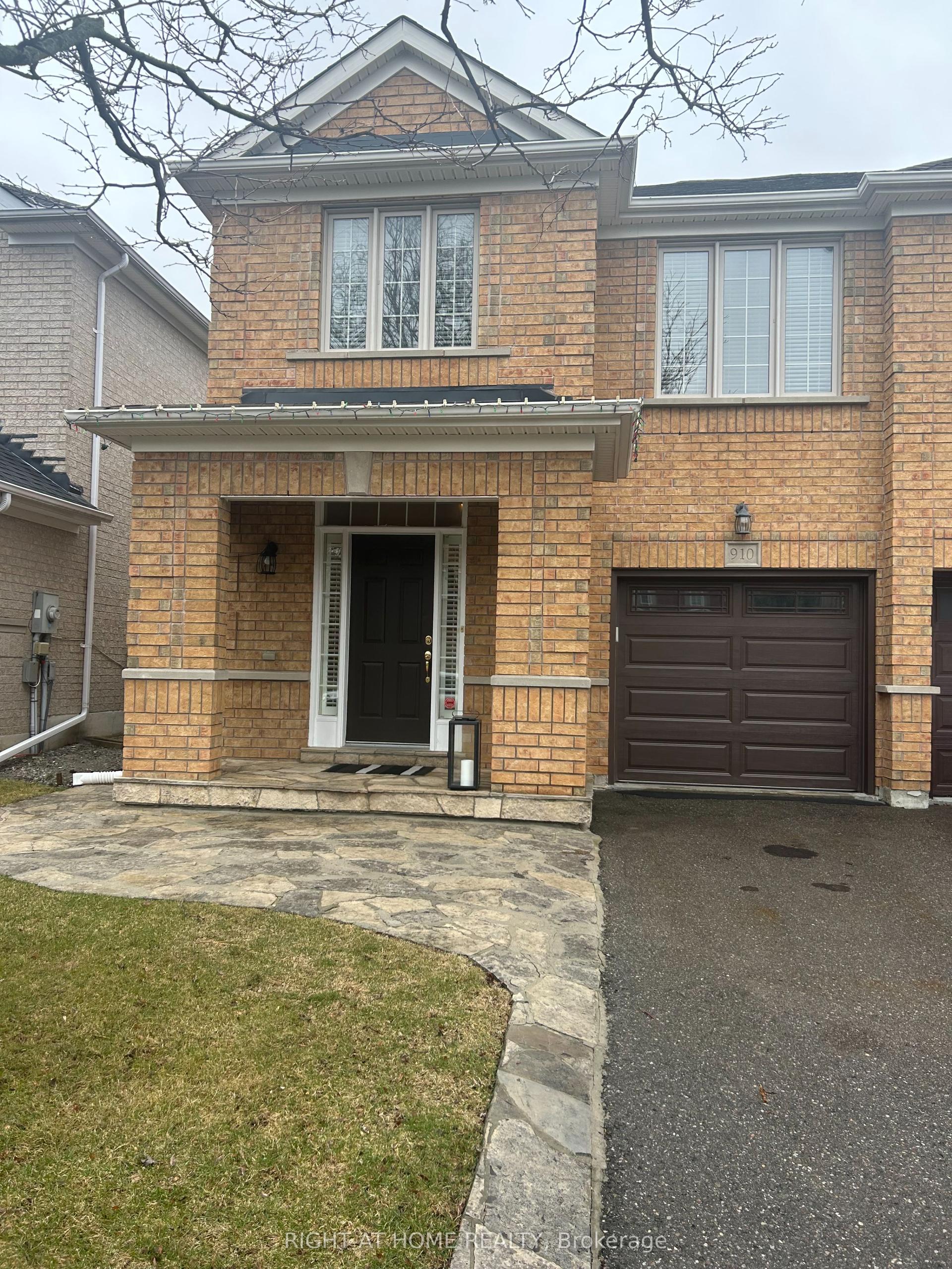 910 Oaktree Crescent — photo 1