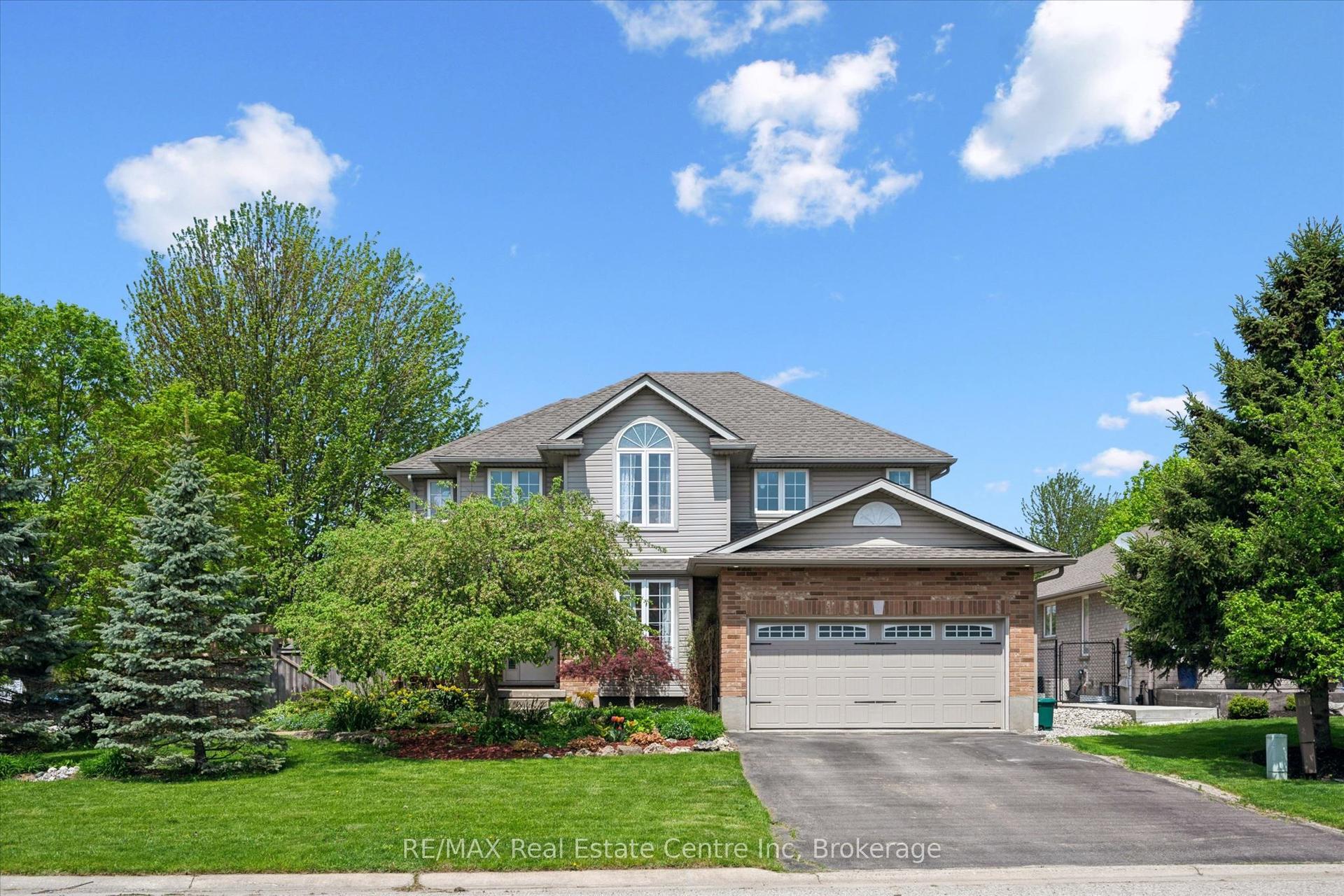 332 Daniel Crescent — photo 1