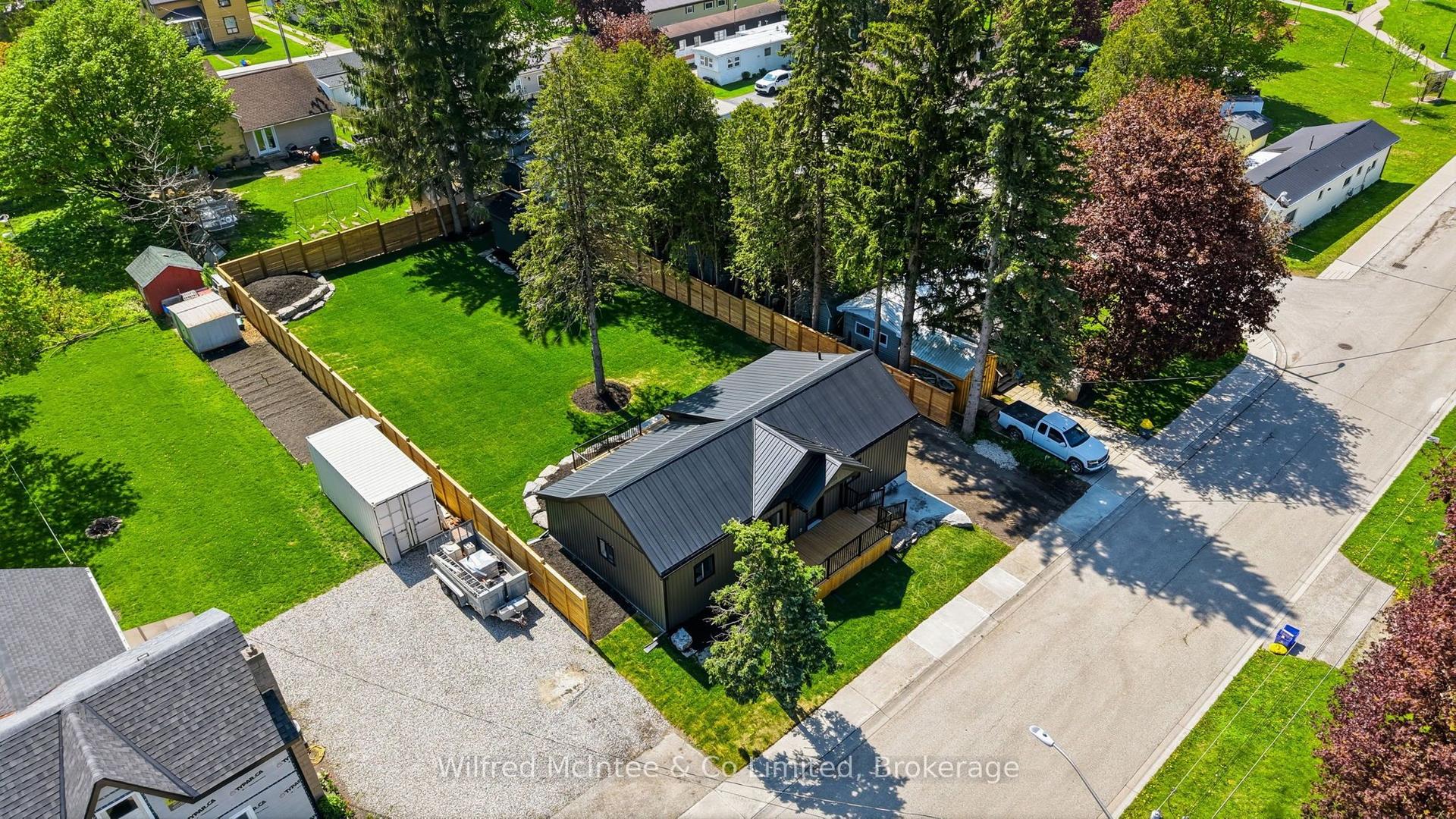 550 Wellington Street — photo 1