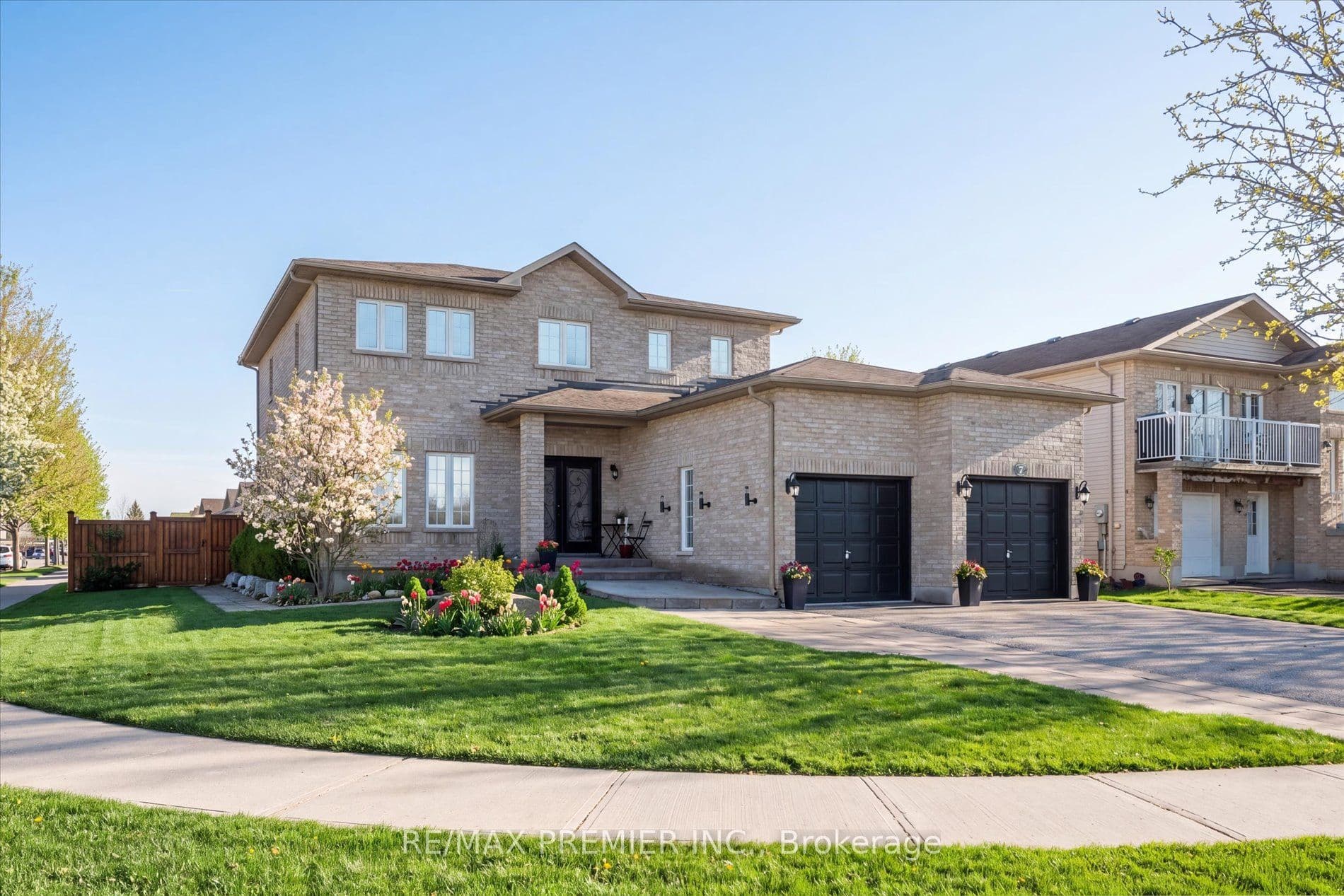 7 Stonemount Crescent — photo 1