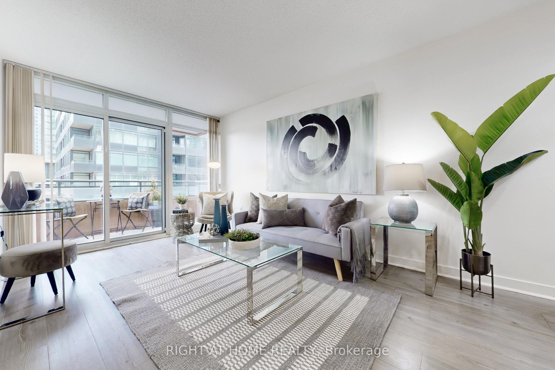 4K Spadina Avenue 727 #727 — photo 1