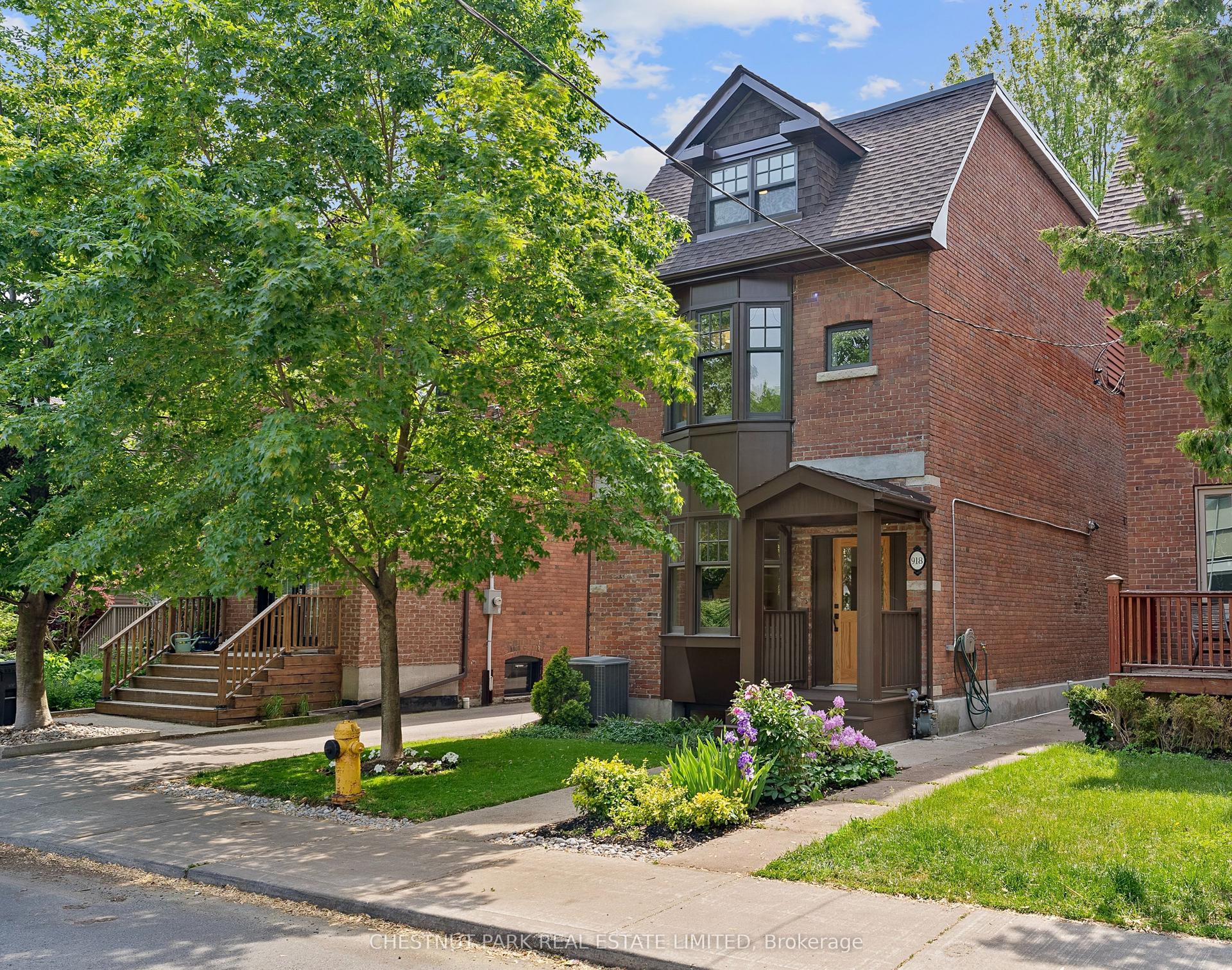 918 Carlaw Avenue — photo 1