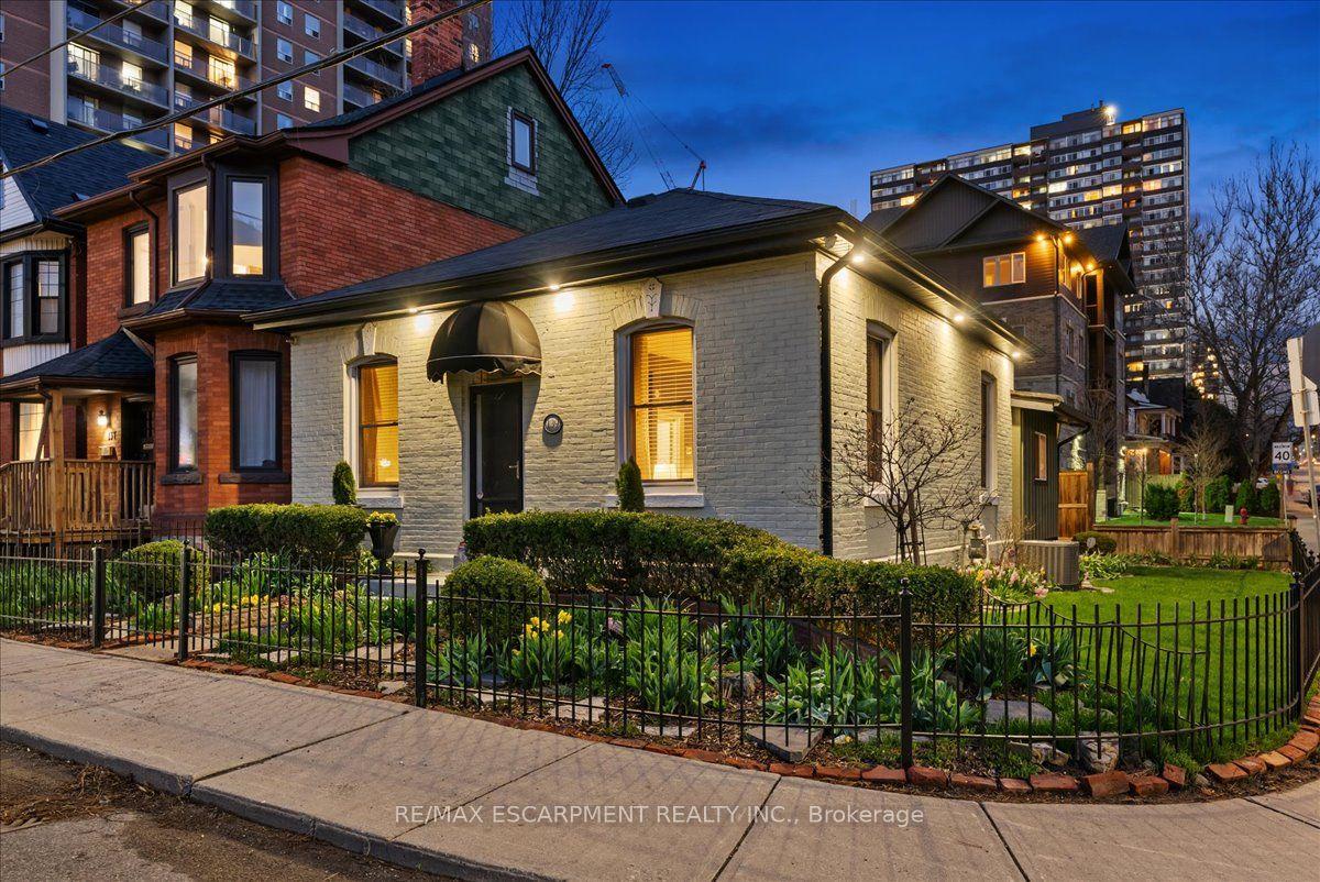 139 Queen Street S — photo 1