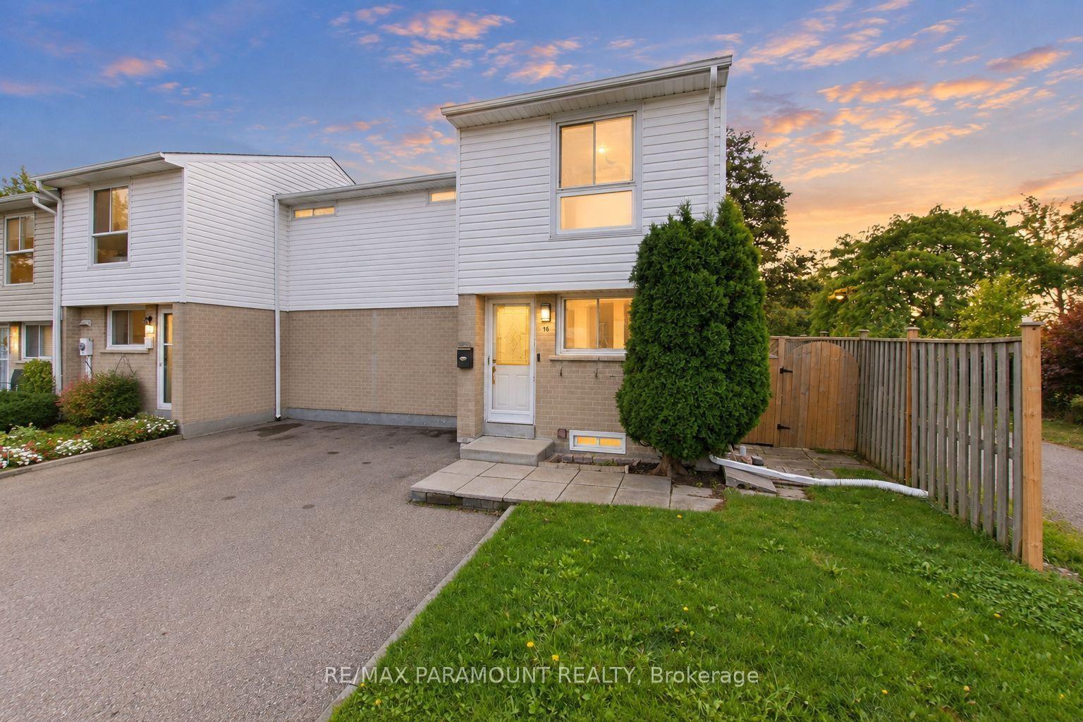 16 Gleneaden Court, Brampton — Townhouse for sale, photo 1