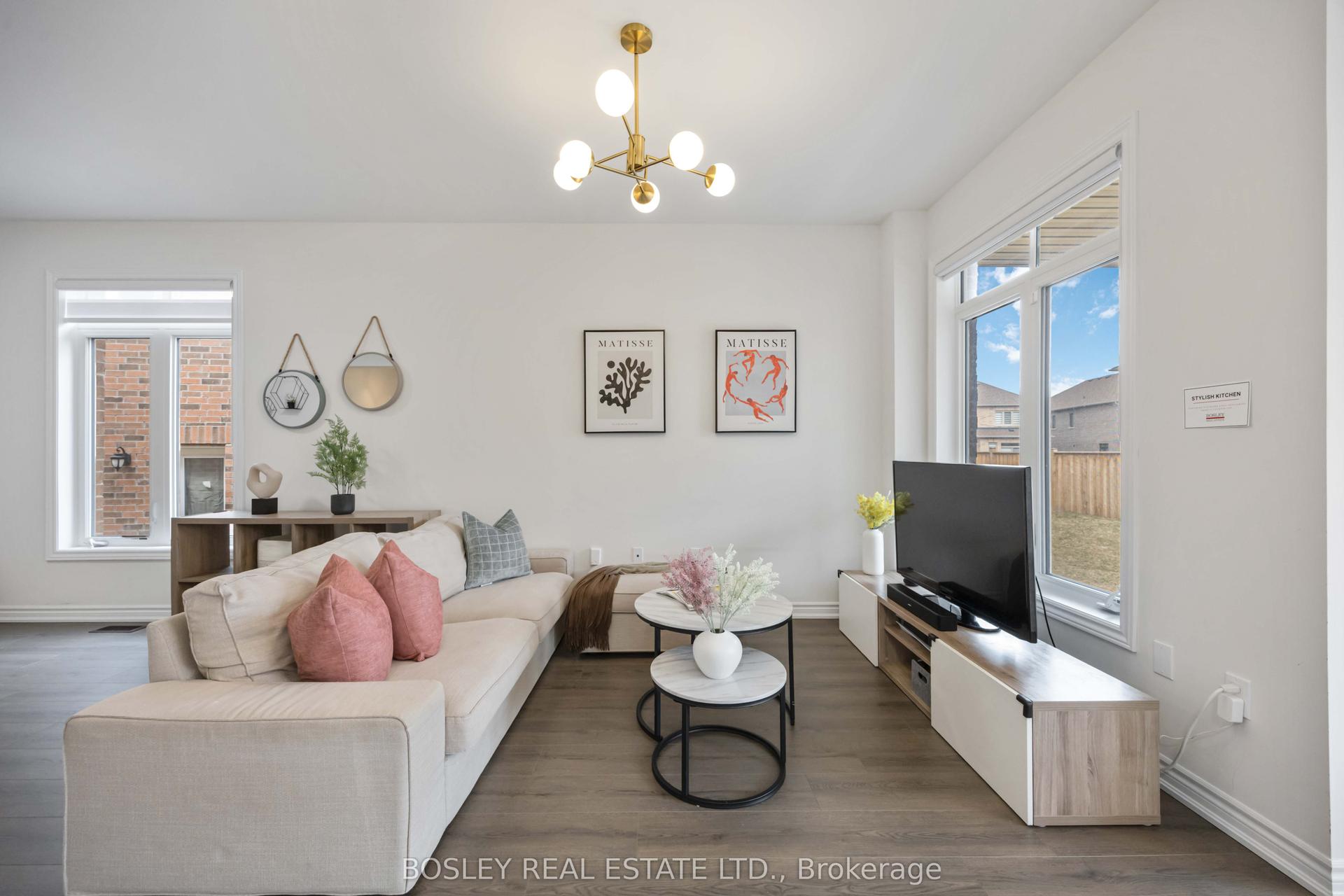 29 Ferragine Crescent — photo 1