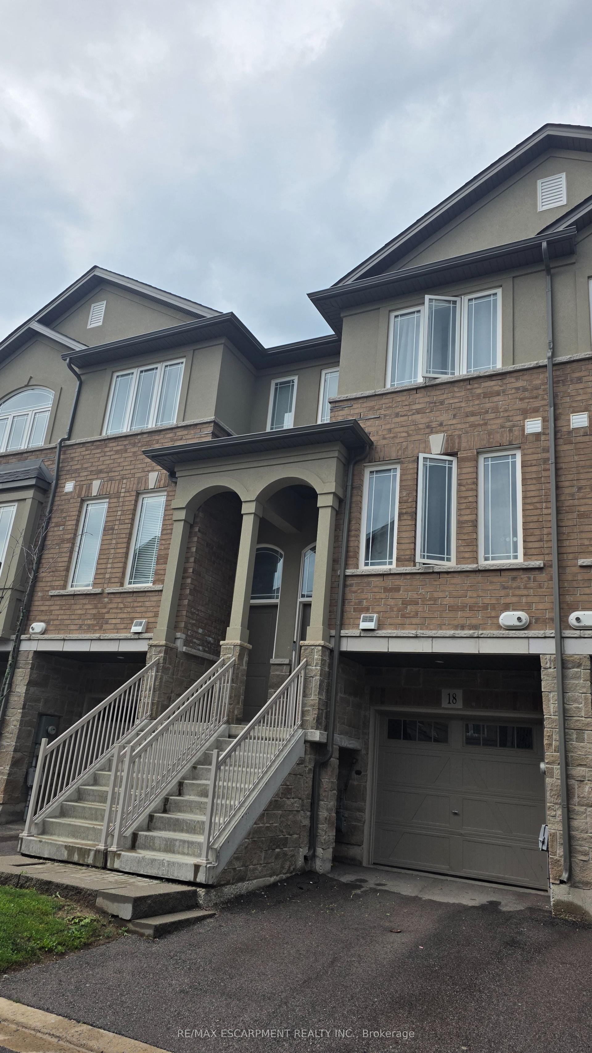 18 AQUA Lane, Hamilton — Townhouse for lease, photo 1