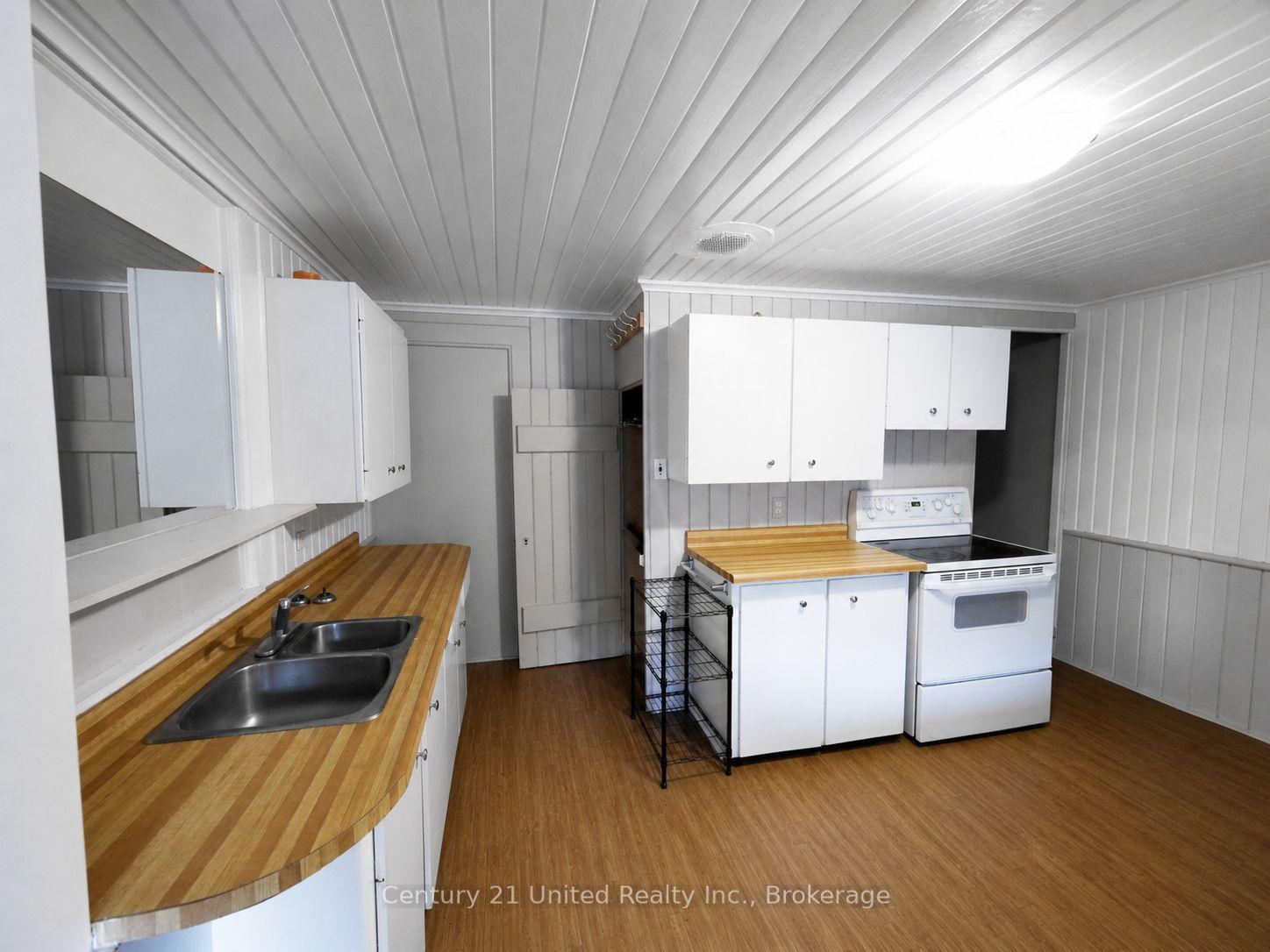 375A Queen Street, Peterborough — Multiplex for lease, photo 1