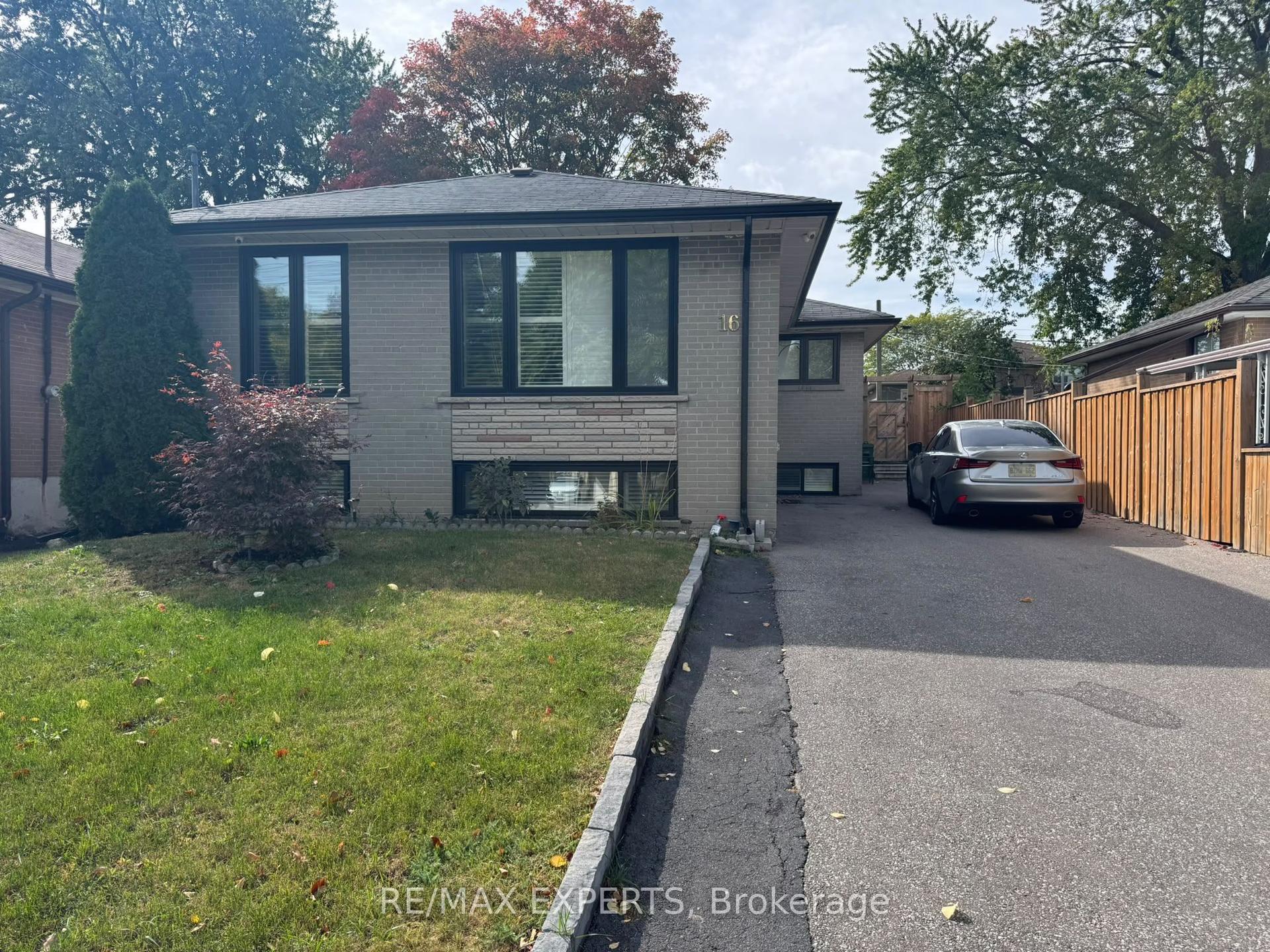 16 Bridgenorth Crescent, Toronto — Detached for lease, photo 1