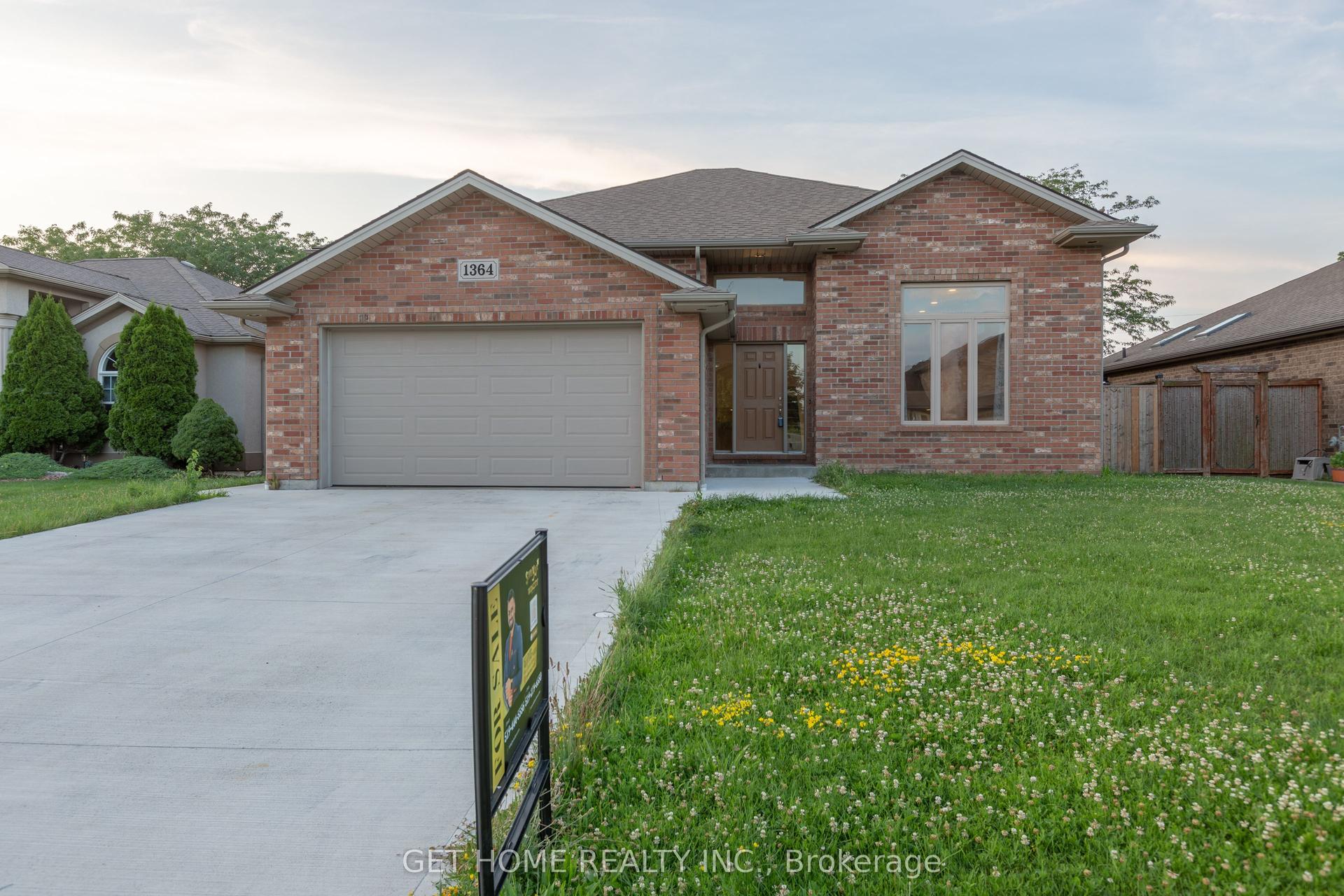 1364 Matthews Crescent — photo 1